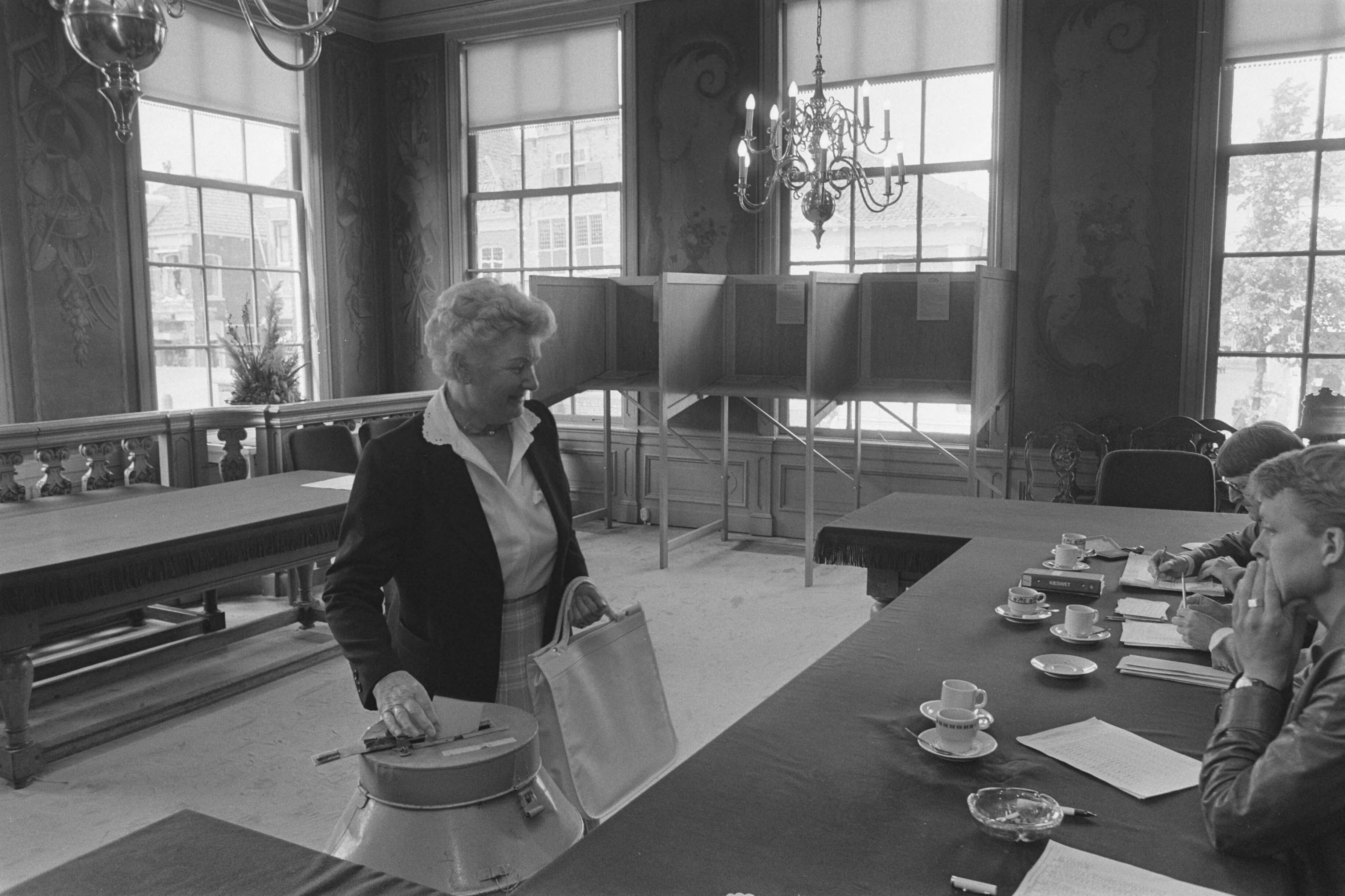 Fotocollectie Anefo — Europese verkiezingen; iemand in stembureau in Edam — Foto: Croes, Rob C. / Anefo. Licentie: Set B: Rechtenvrij / Publiek Domein. Bron: Nationaal Archief. http://hdl.handle.net/10648/ad3a0696-d0b4-102d-bcf8-003048976d84