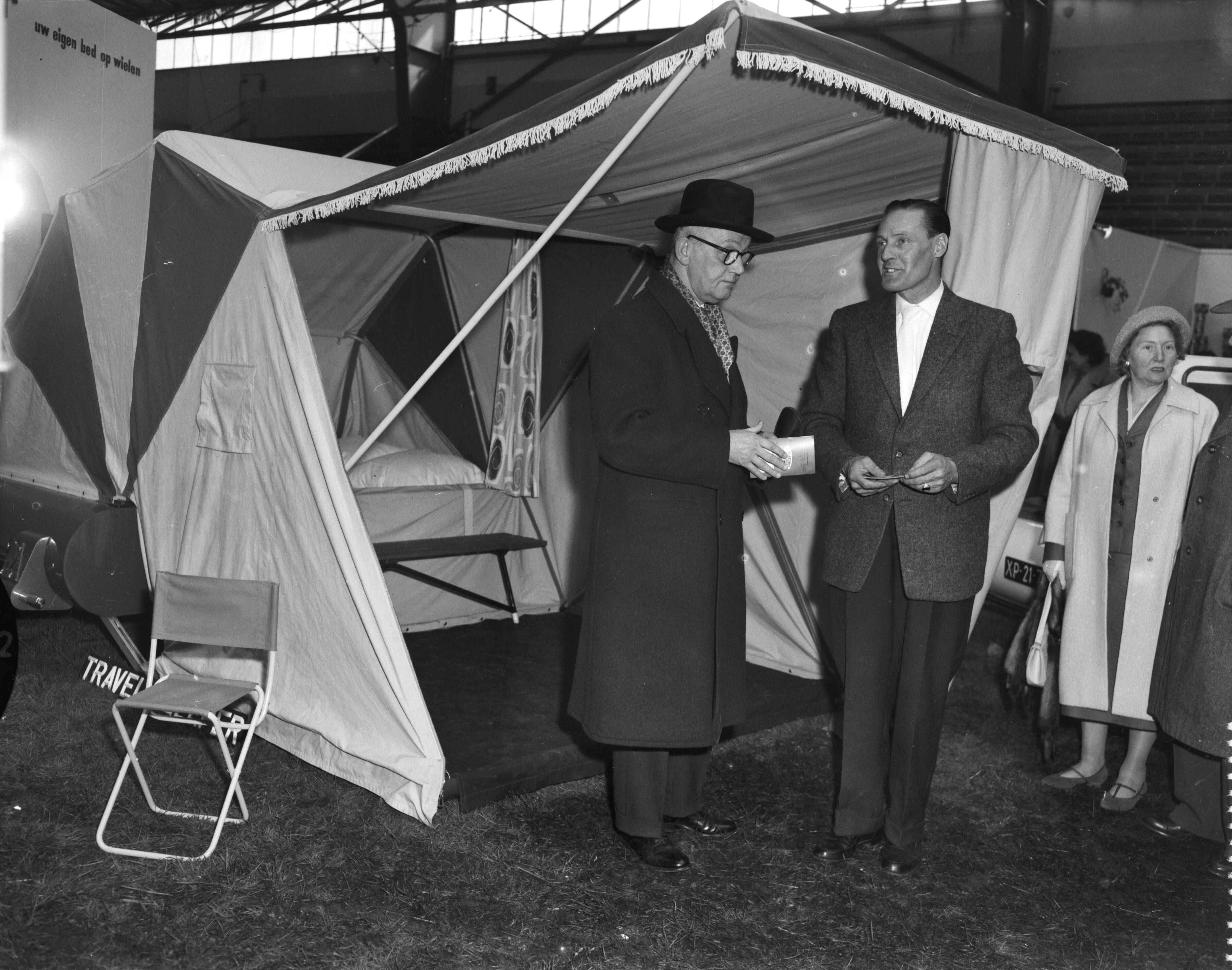 Fotocollectie Anefo — Opening tentoonstelling "Goed Kamp" in de Houtrusthallen te Den Haag door burgemeester mr. H. A. M. T. Kolfschoten — Foto: Behrens, Herbert F. / Anefo. Licentie: Set B: Rechtenvrij / Publiek Domein. Bron: Nationaal Archief. http://hdl.handle.net/10648/a97996fc-d0b4-102d-bcf8-003048976d84