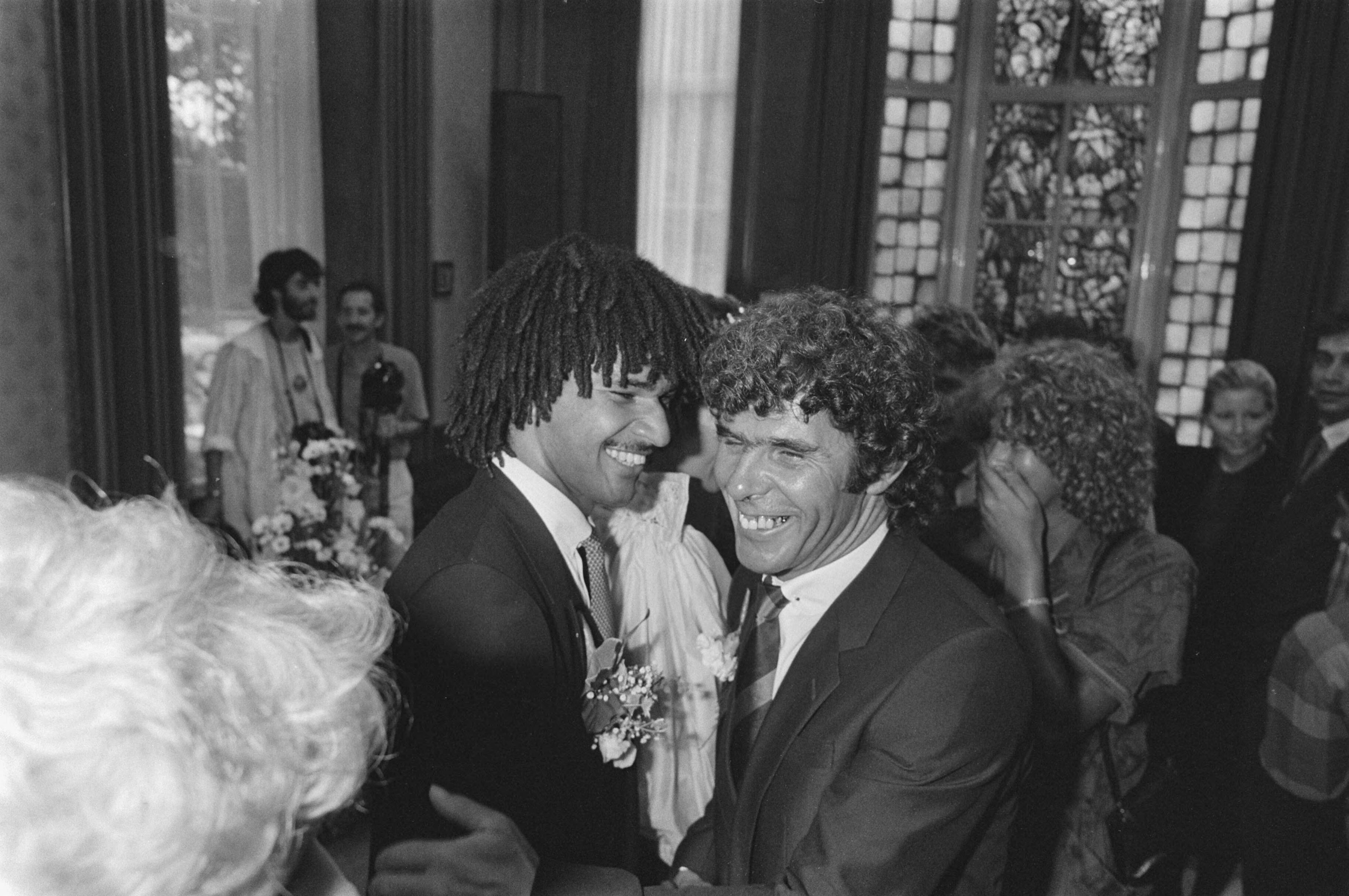 Fotocollectie Anefo — Huwelijk Ruud Gullit met Yvonne de Vries met getuige Wim van Hanegem — Foto: Croes, Rob C. / Anefo. Licentie: Set B: Rechtenvrij / Publiek Domein. Bron: Nationaal Archief. http://hdl.handle.net/10648/ad3c5f0e-d0b4-102d-bcf8-003048976d84