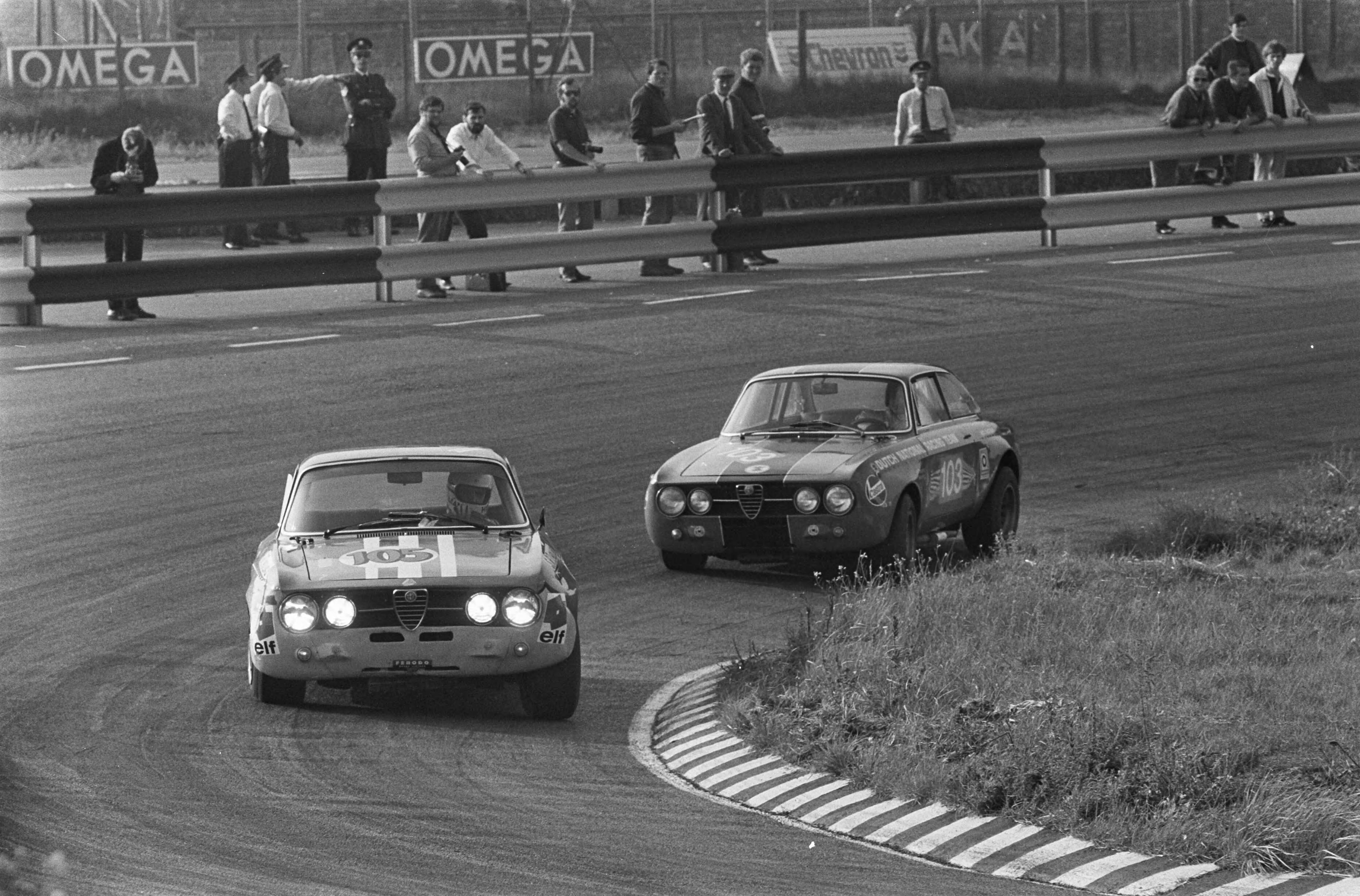 Fotocollectie Anefo — Nationale autoraces, Zandvoort; links T. Hezemans en Nico Chiotakis in aktie in Alfa Romeo 1750 GTAM — Foto: Koch, Eric / Anefo. Licentie: Set B: Rechtenvrij / Publiek Domein. Bron: Nationaal Archief. http://hdl.handle.net/10648/ab9f1c54-d0b4-102d-bcf8-003048976d84