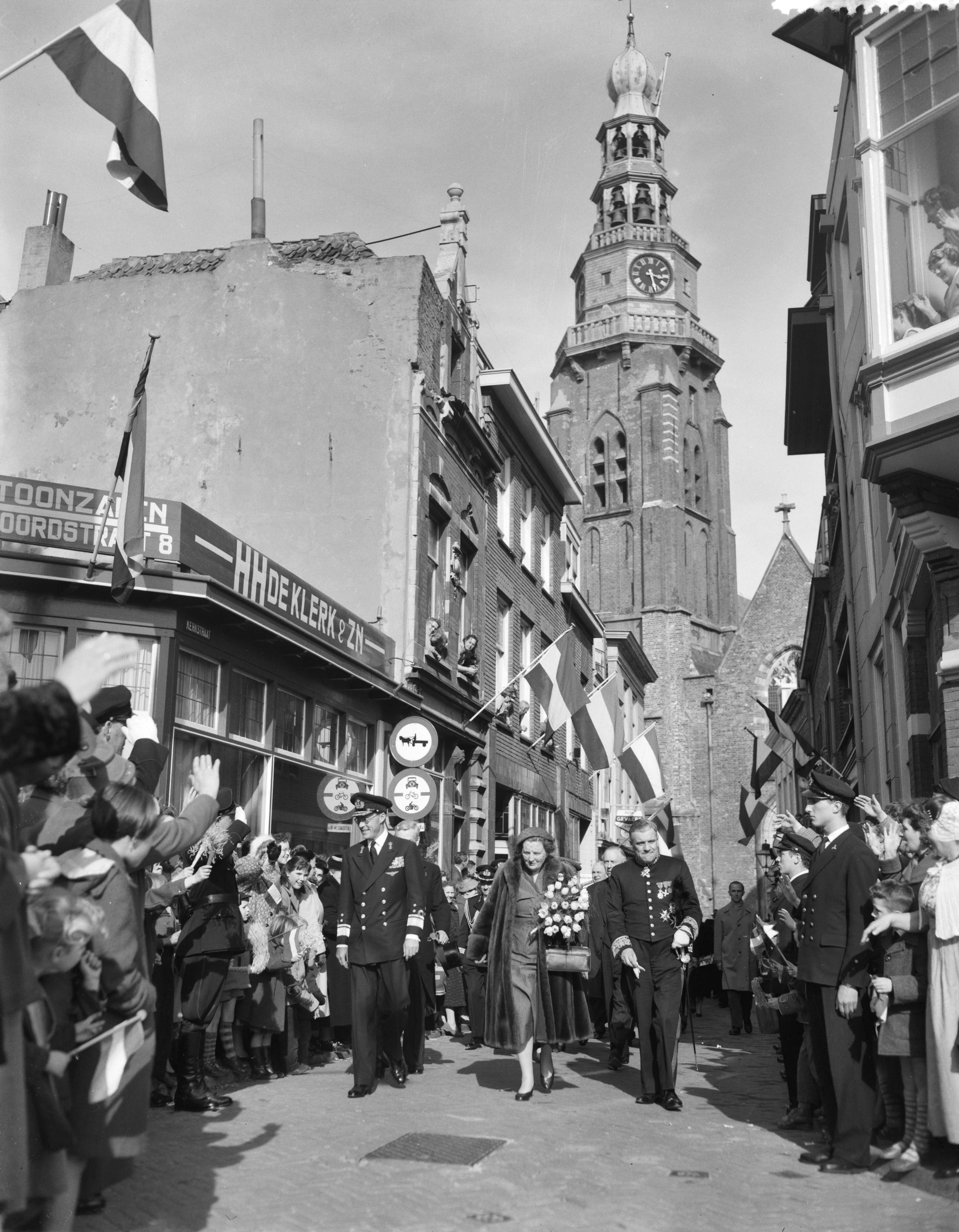 Fotocollectie Anefo — De Ruyterherdenking in Vlissingen — Foto: Behrens, Herbert F. / Anefo. Licentie: Set B: Rechtenvrij / Publiek Domein. Bron: Nationaal Archief. http://hdl.handle.net/10648/a95ac358-d0b4-102d-bcf8-003048976d84