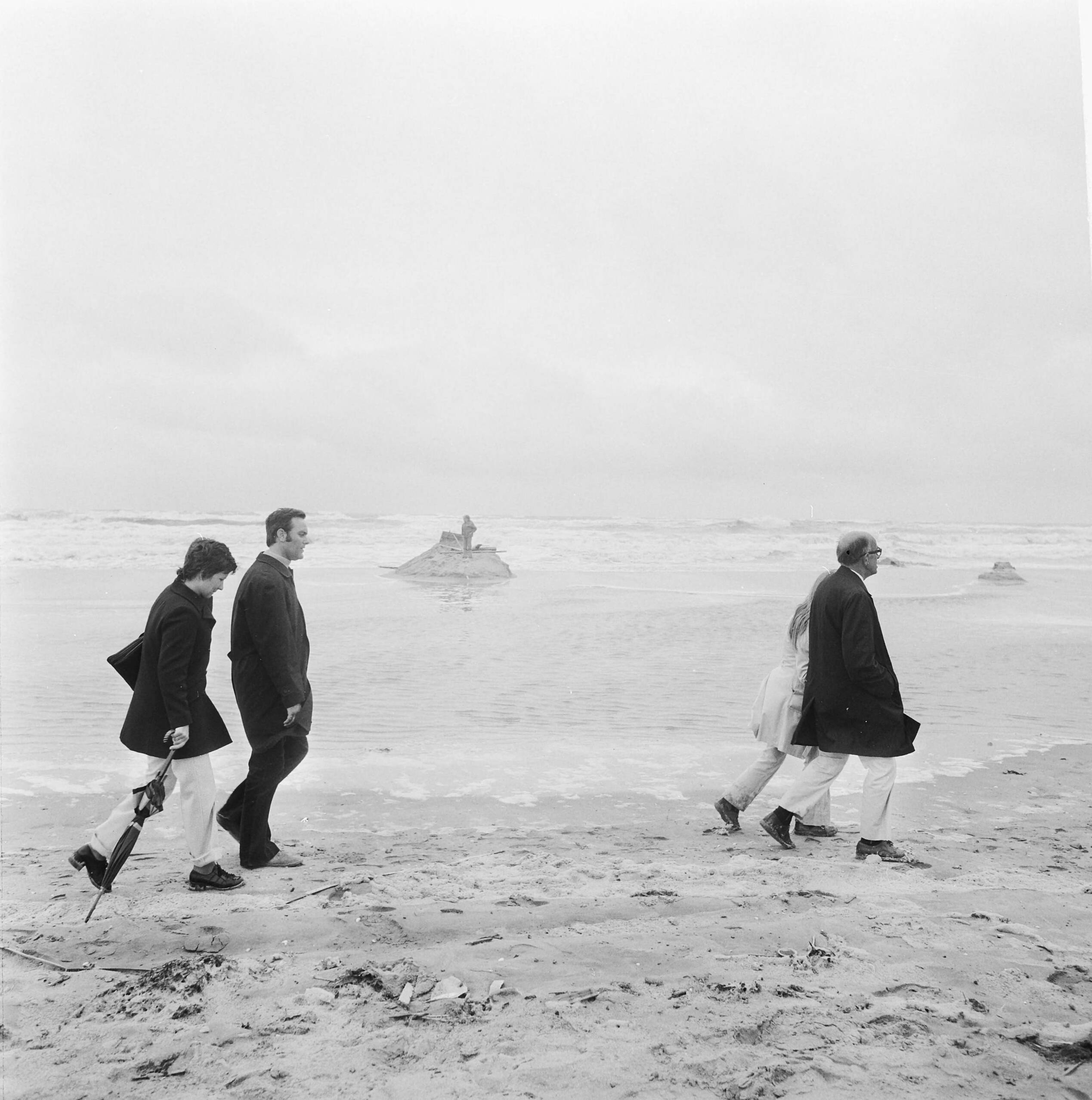 Fotocollectie Anefo — Slecht vakantieweer in Zandvoort, wandelaars in regen op Zandvoortse strand — Foto: Mieremet, Rob / Anefo. Licentie: Set B: Rechtenvrij / Publiek Domein. Bron: Nationaal Archief. http://hdl.handle.net/10648/ac32a49c-d0b4-102d-bcf8-003048976d84