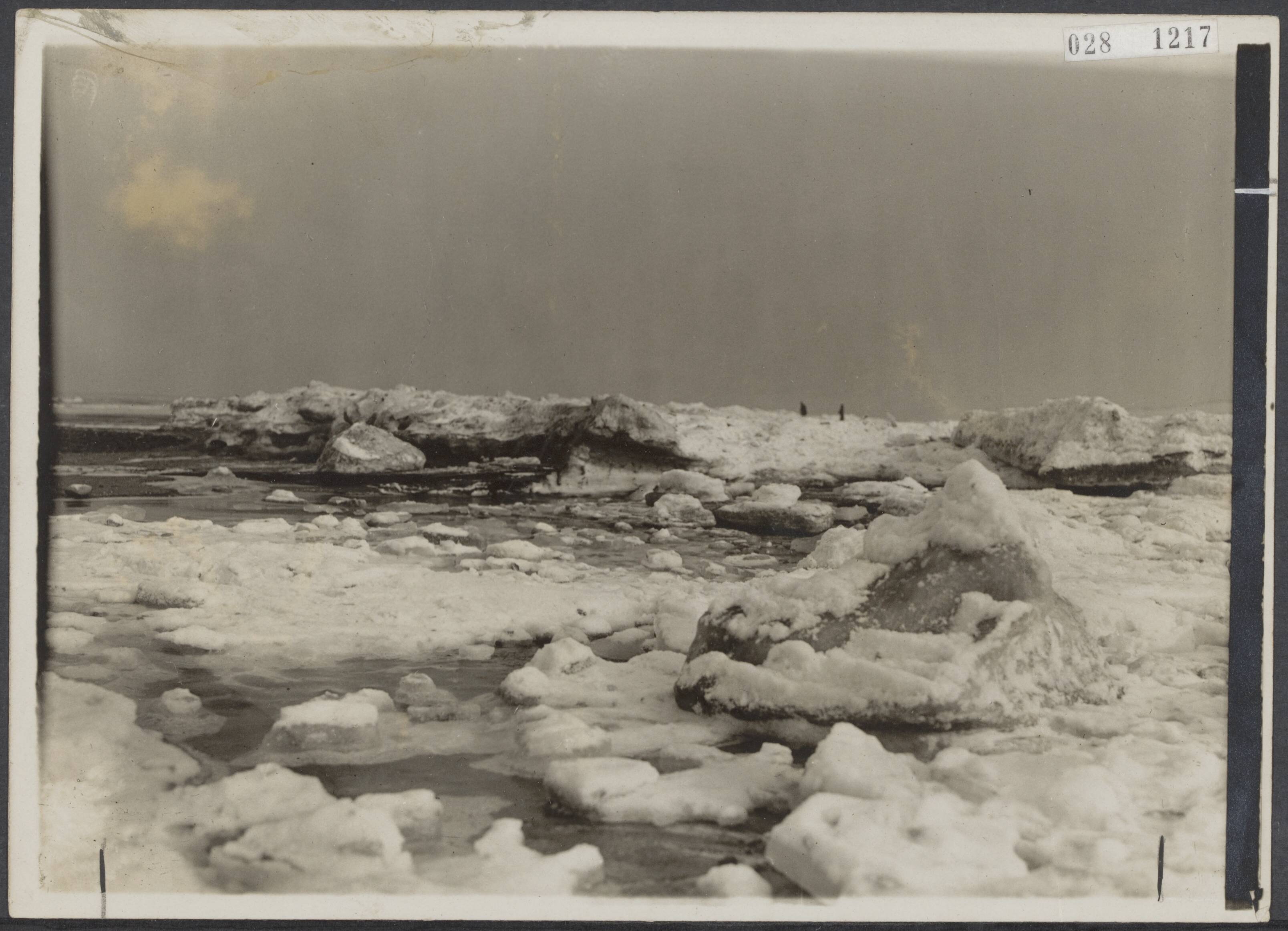 Fotocollectie Elsevier Binnenland — Ijs wordt opgestuwd bij het strand van Scheveningen — Foto: Visser van Weeren, E.. Licentie: Set B: Rechtenvrij / Publiek Domein. Bron: Nationaal Archief. http://hdl.handle.net/10648/ade01acc-d0b4-102d-bcf8-003048976d84