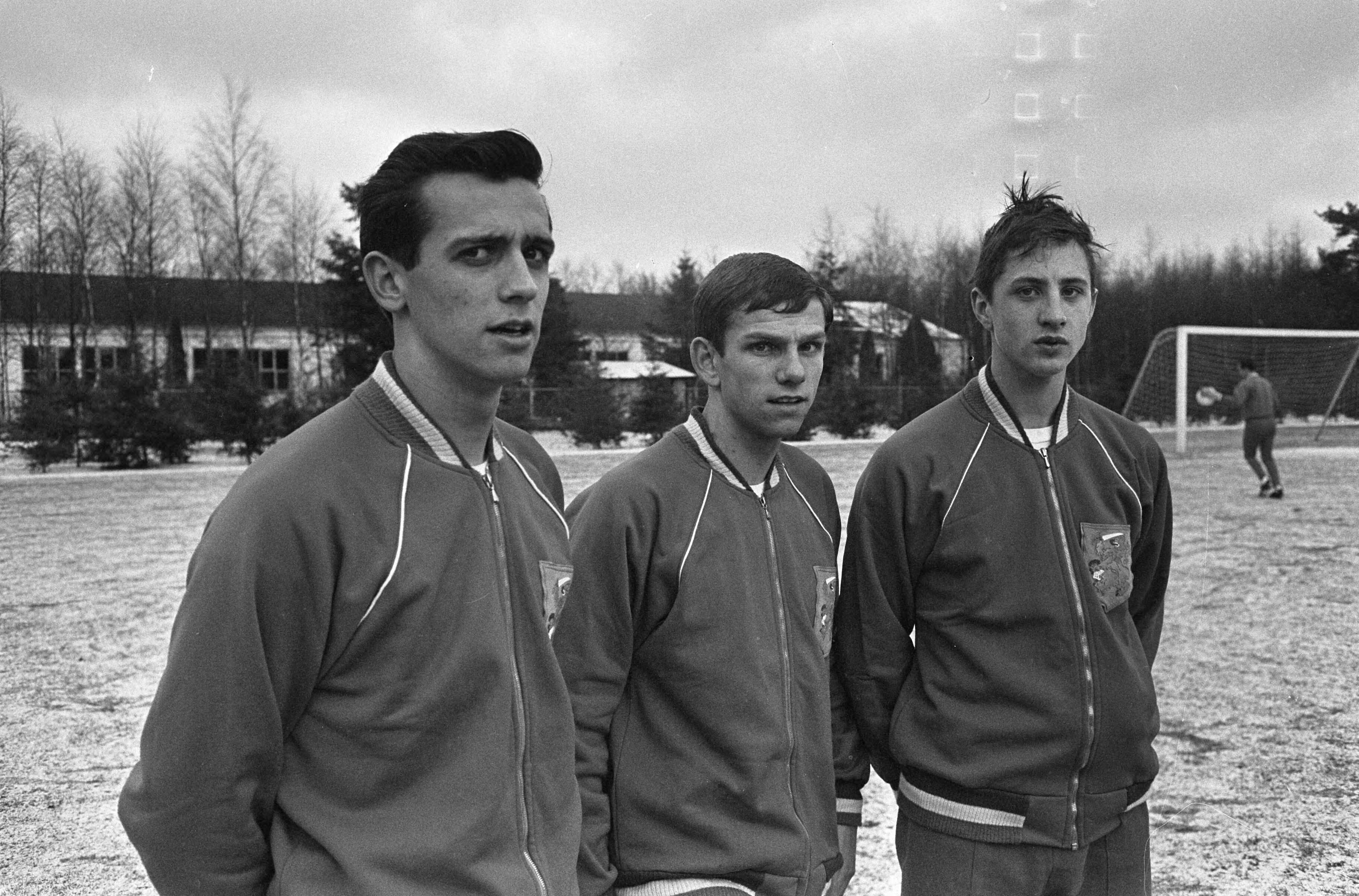 Fotocollectie Anefo — Training Nederlands Elftal. De drie nieuwelingen, v.l.n.r Willy van der Kuijlen, Willy Dullens en Johan Cruijff — Foto: Koch, Eric / Anefo. Licentie: Set B: Rechtenvrij / Publiek Domein. Bron: Nationaal Archief. http://hdl.handle.net/10648/aad67952-d0b4-102d-bcf8-003048976d84