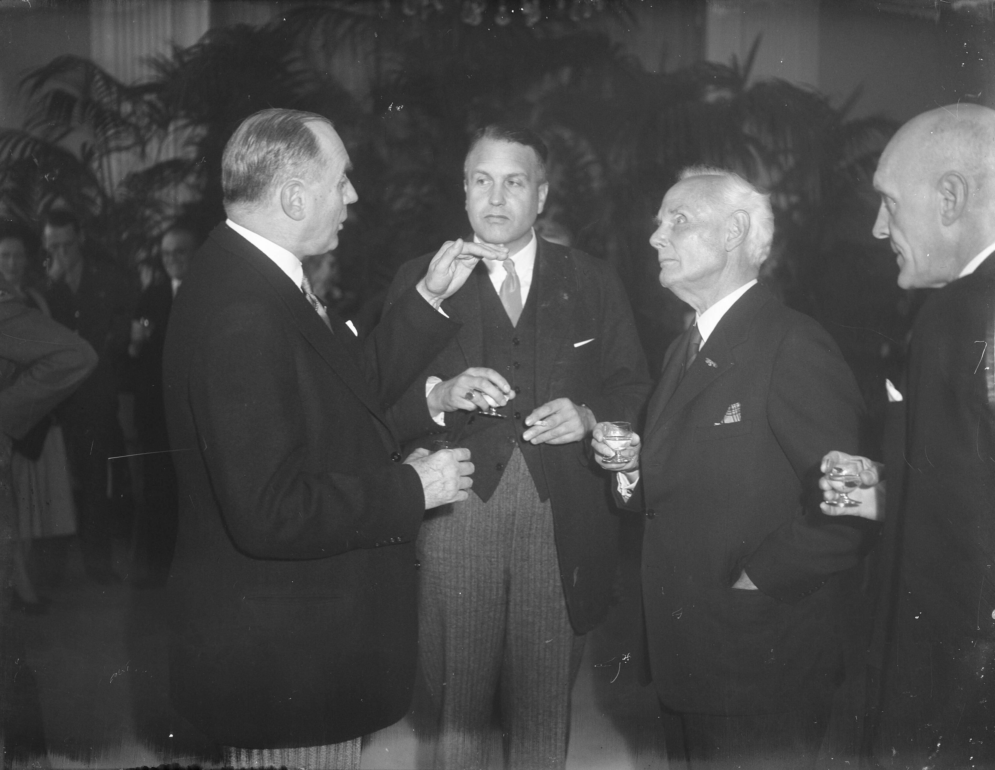 Fotocollectie Anefo — Receptie KNAC Den Haag — Foto: Noske, J.D. / Anefo. Licentie: Set B: Rechtenvrij / Publiek Domein. Bron: Nationaal Archief. http://hdl.handle.net/10648/a8b8ef2e-d0b4-102d-bcf8-003048976d84