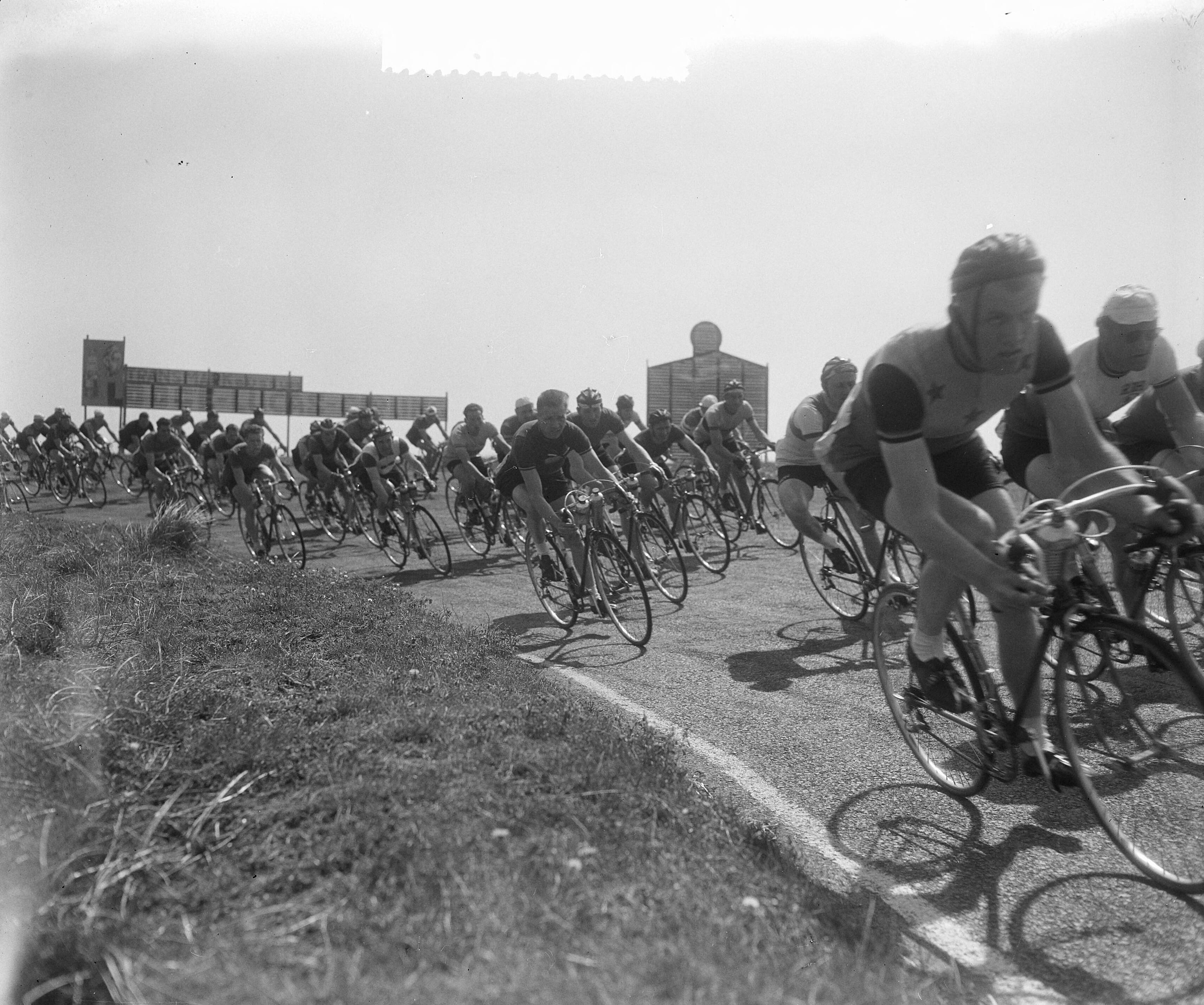 Fotocollectie Anefo — Wielerfestijn op Circuit van Zandvoort ter gelegenheid van het KNWU-jubileum — Foto: Pot, Harry / Anefo. Licentie: Set B: Rechtenvrij / Publiek Domein. Bron: Nationaal Archief. http://hdl.handle.net/10648/a90b5110-d0b4-102d-bcf8-003048976d84