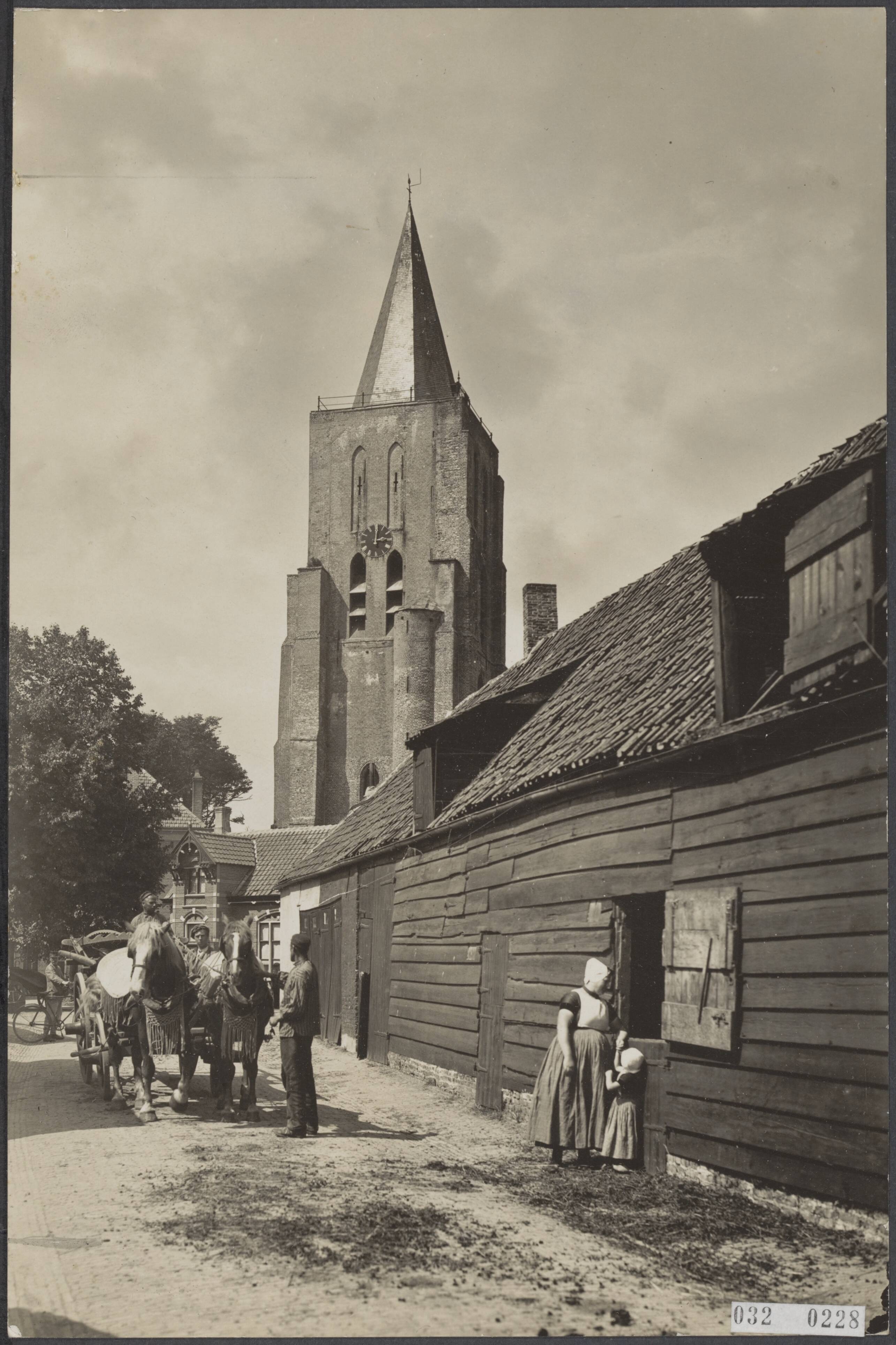Fotocollectie Elsevier Binnenland — Toren Oostkapelle, met op voorgrond boerderij — Foto: Favier, Adriaan. Licentie: Set B: Rechtenvrij / Publiek Domein. Bron: Nationaal Archief. http://hdl.handle.net/10648/ade3d158-d0b4-102d-bcf8-003048976d84