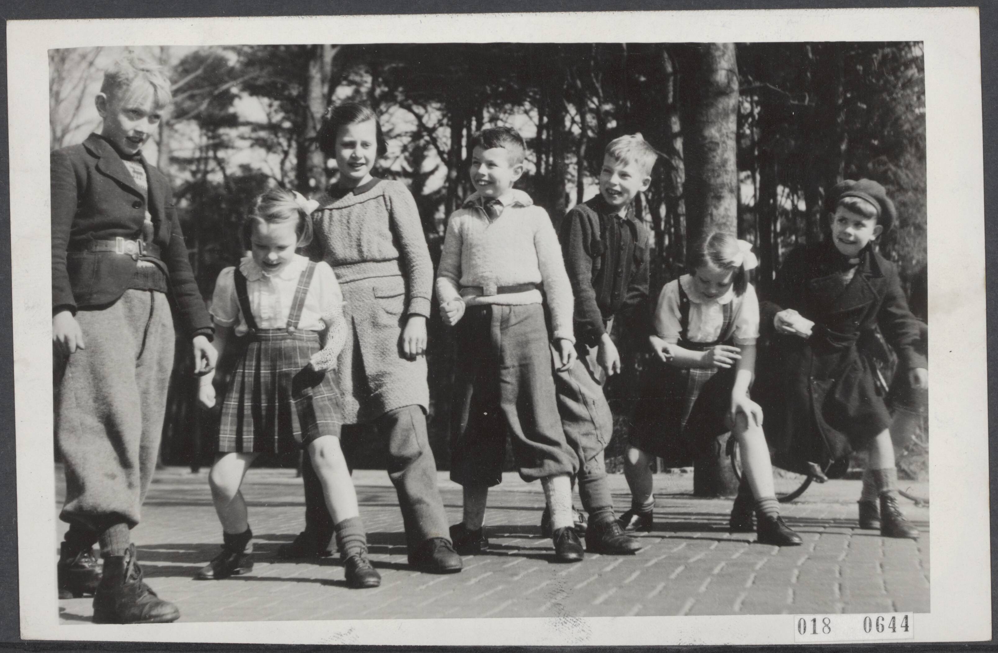 Fotocollectie Elsevier Binnenland — Beatrix (3e van rechts) en prinses Irene (2e van links) met andere kinderen op de experimentele school De Werkplaats Kindergemeenschap van Kees Boeke te Bilthoven — Foto: Breijer, Charles / Anefo. Licentie: Set B: Rechtenvrij / Publiek Domein. Bron: Nationaal Archief. http://hdl.handle.net/10648/adc2e650-d0b4-102d-bcf8-003048976d84