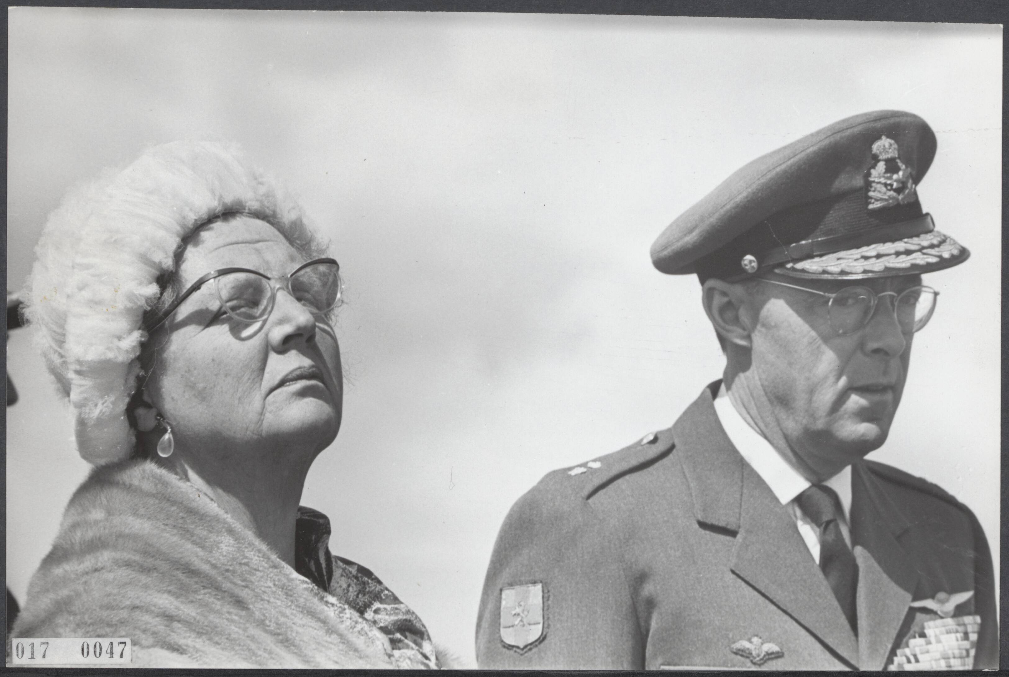 Fotocollectie Elsevier Binnenland — Koningin Juliana heeft op de vliegbasis Soesterberg de Koninklijke Luchtmacht haar vaandel gegeven. Na de overhandigin vond er een defilé en een "flight-past" plaats — Foto: Koch, Eric / Anefo. Licentie: Set B: Rechtenvrij / Publiek Domein. Bron: Nationaal Archief. http://hdl.handle.net/10648/adbc8f3a-d0b4-102d-bcf8-003048976d84