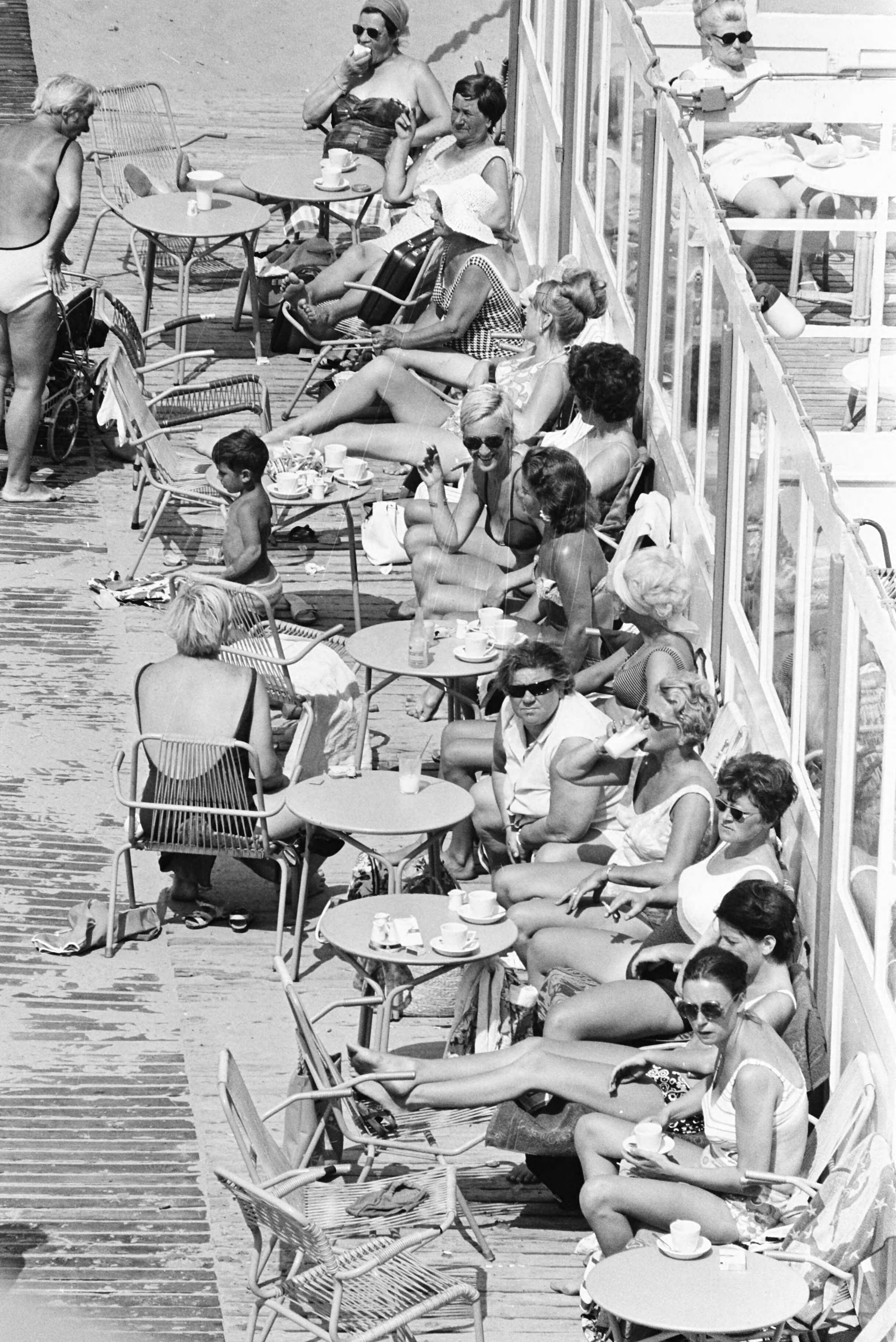 Fotocollectie Anefo — Warm weer: strand Zandvoort; dames op strandterras zonnen — Foto: Verhoeff, Bert / Anefo. Licentie: Set B: Rechtenvrij / Publiek Domein. Bron: Nationaal Archief. http://hdl.handle.net/10648/ab993f8c-d0b4-102d-bcf8-003048976d84