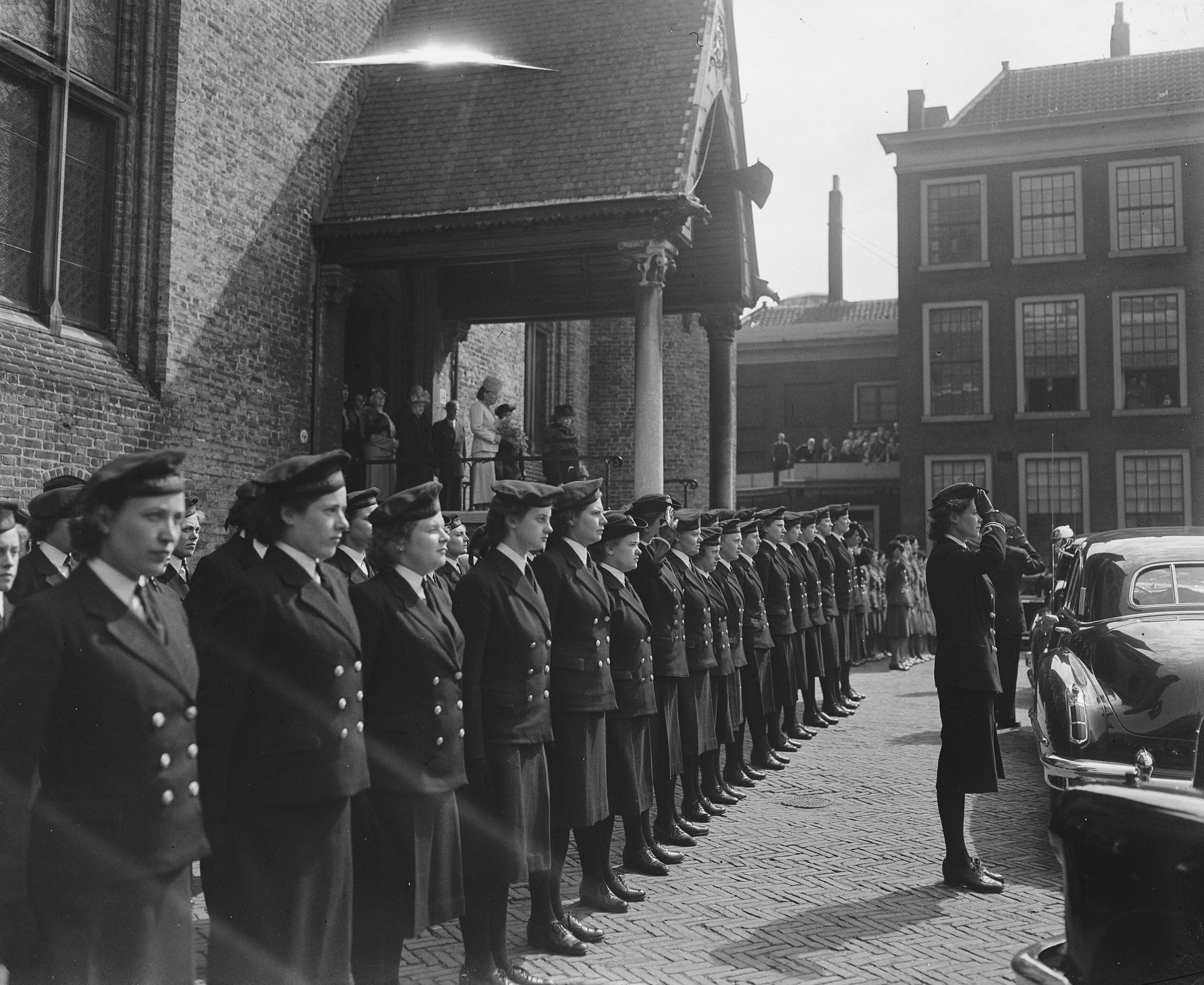 Fotocollectie Anefo — Mevrouw Roosevelt in Den Haag met prinses Juliana. Prinses Juliana en Eleanor Roosevelt bij ingang Ridderzaal — Foto: Noske, J.D. / Anefo. Licentie: Set B: Rechtenvrij / Publiek Domein. Bron: Nationaal Archief. http://hdl.handle.net/10648/a8b55c6a-d0b4-102d-bcf8-003048976d84