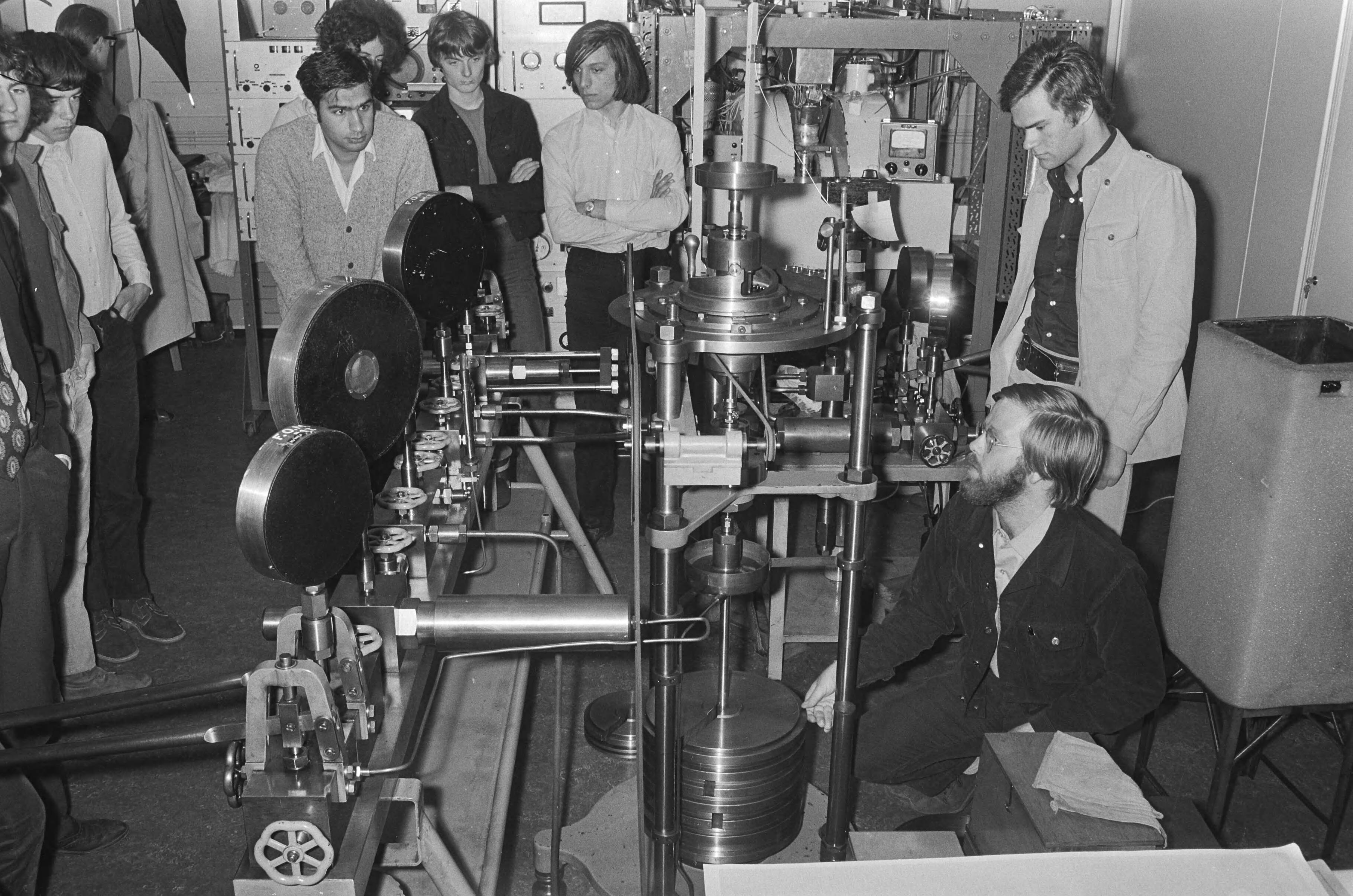 Laboratoria van de Universiteit van Amsterdam — Laboratorium in de Valkenierstraat — Foto: Fotograaf Onbekend / Anefo. Licentie: Set B: Rechtenvrij / Publiek Domein. Bron: Nationaal Archief. http://hdl.handle.net/10648/abbcbfd4-d0b4-102d-bcf8-003048976d84