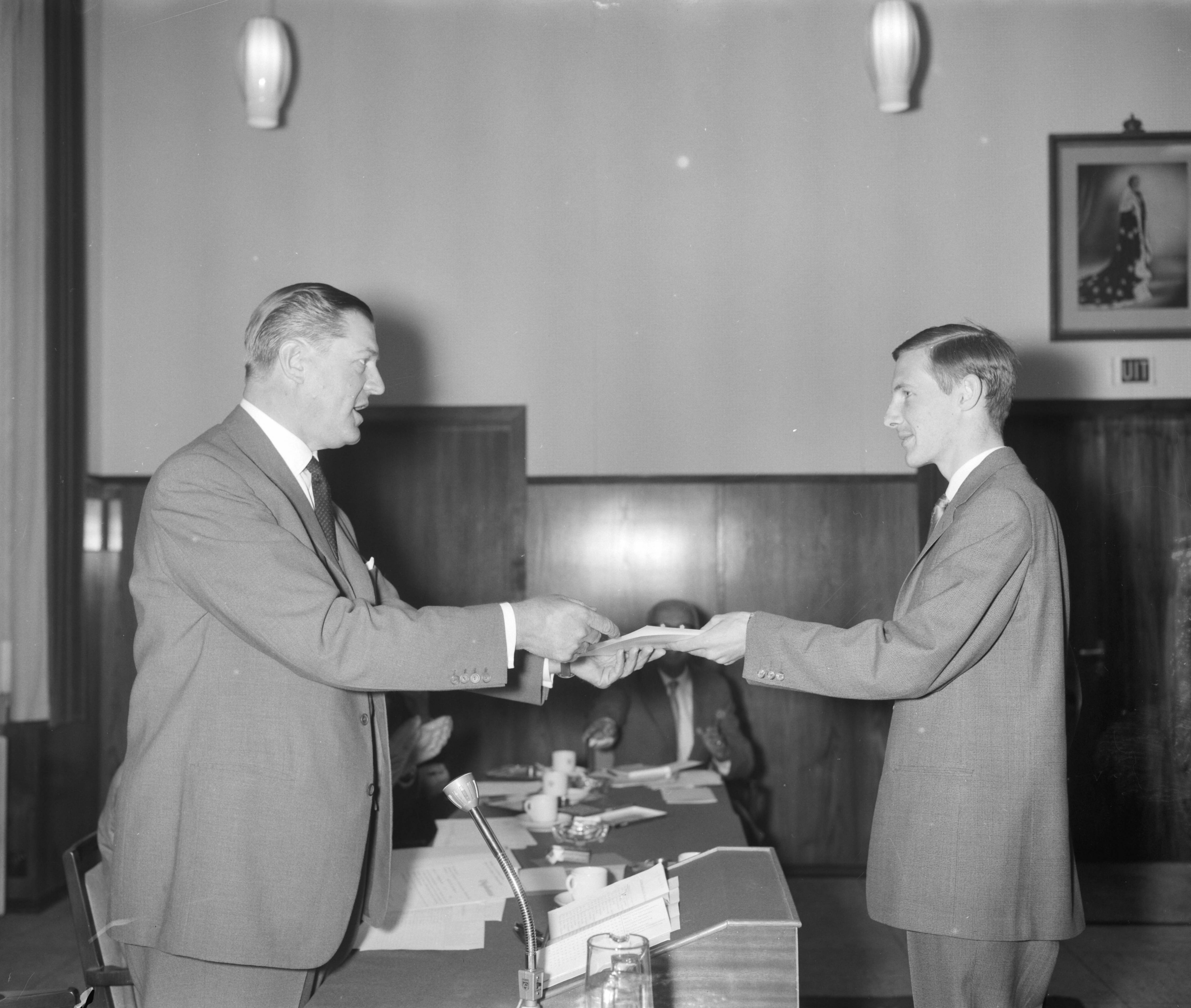 Fotocollectie Anefo — Stichting Bankstudies aan de Koninginnegracht 101 Den Haag. Uitreiking diploma's (opdracht) — Foto: Bilsen, Joop van / Anefo. Licentie: Set B: Rechtenvrij / Publiek Domein. Bron: Nationaal Archief. http://hdl.handle.net/10648/a9ddbc86-d0b4-102d-bcf8-003048976d84