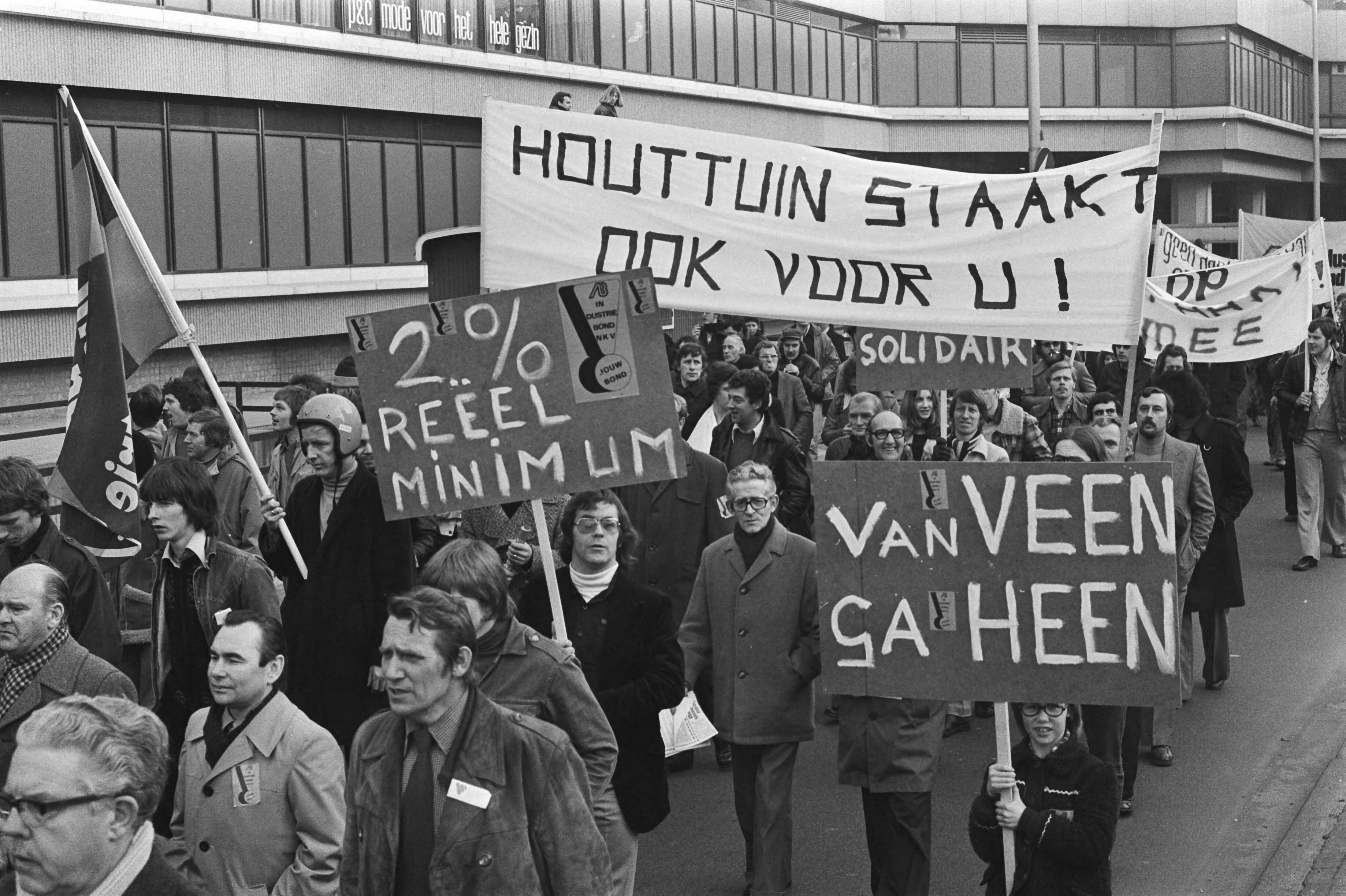 Fotocollectie Anefo — Demonstratie voor betere arbeidsvoorwaarden in Utrecht; demonstranten onderweg — Foto: Peters, Hans / Anefo. Licentie: Set B: Rechtenvrij / Publiek Domein. Bron: Nationaal Archief. http://hdl.handle.net/10648/ac95d8f0-d0b4-102d-bcf8-003048976d84
