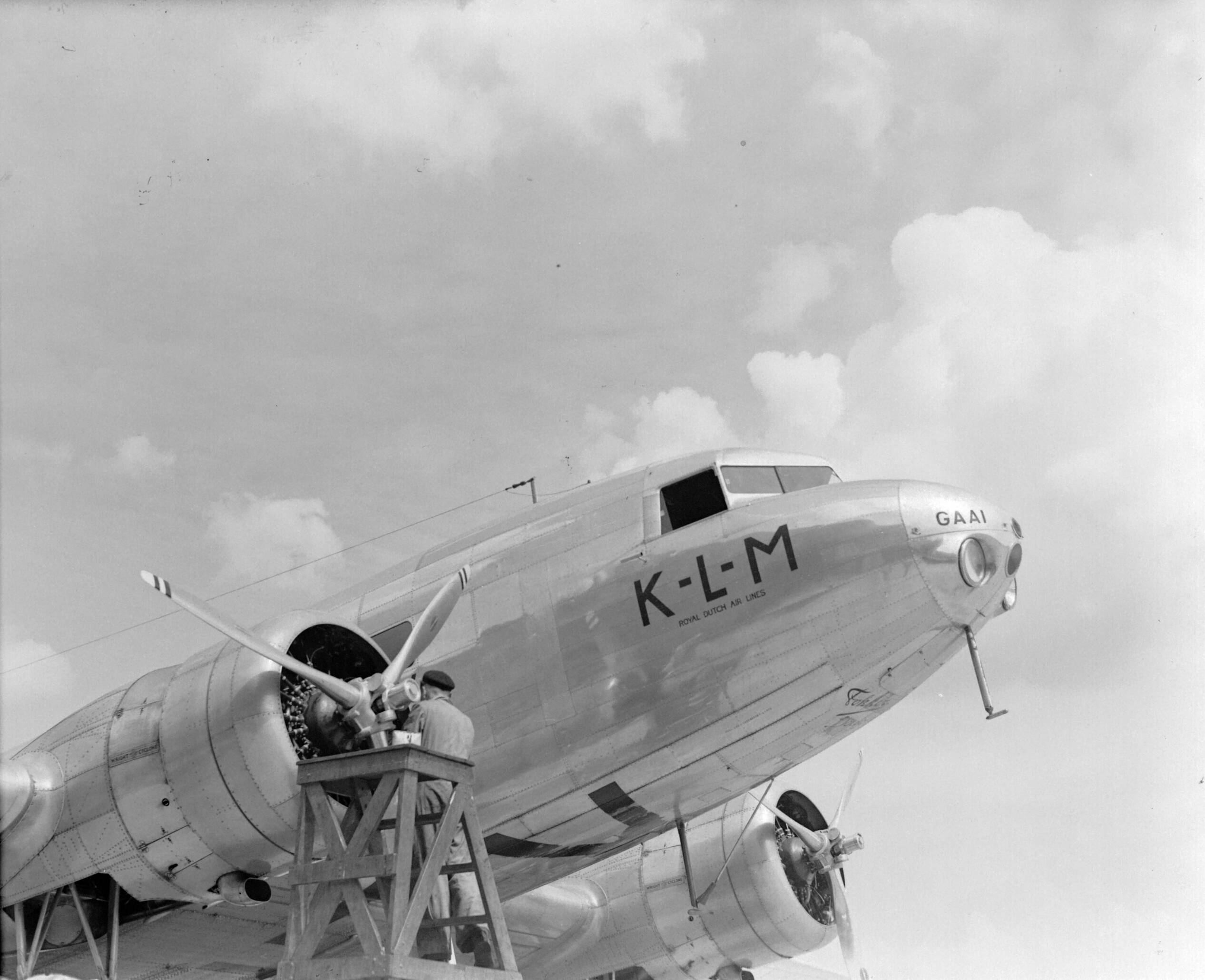 Reportage Schiphol — Werkzaamheden aan de stuurboordmotor van de KLM DC-2 Gaai — Foto: Poll, Willem van de. Licentie: Set B: Rechtenvrij / Publiek Domein. Bron: Nationaal Archief. http://hdl.handle.net/10648/ae9ecaee-d0b4-102d-bcf8-003048976d84