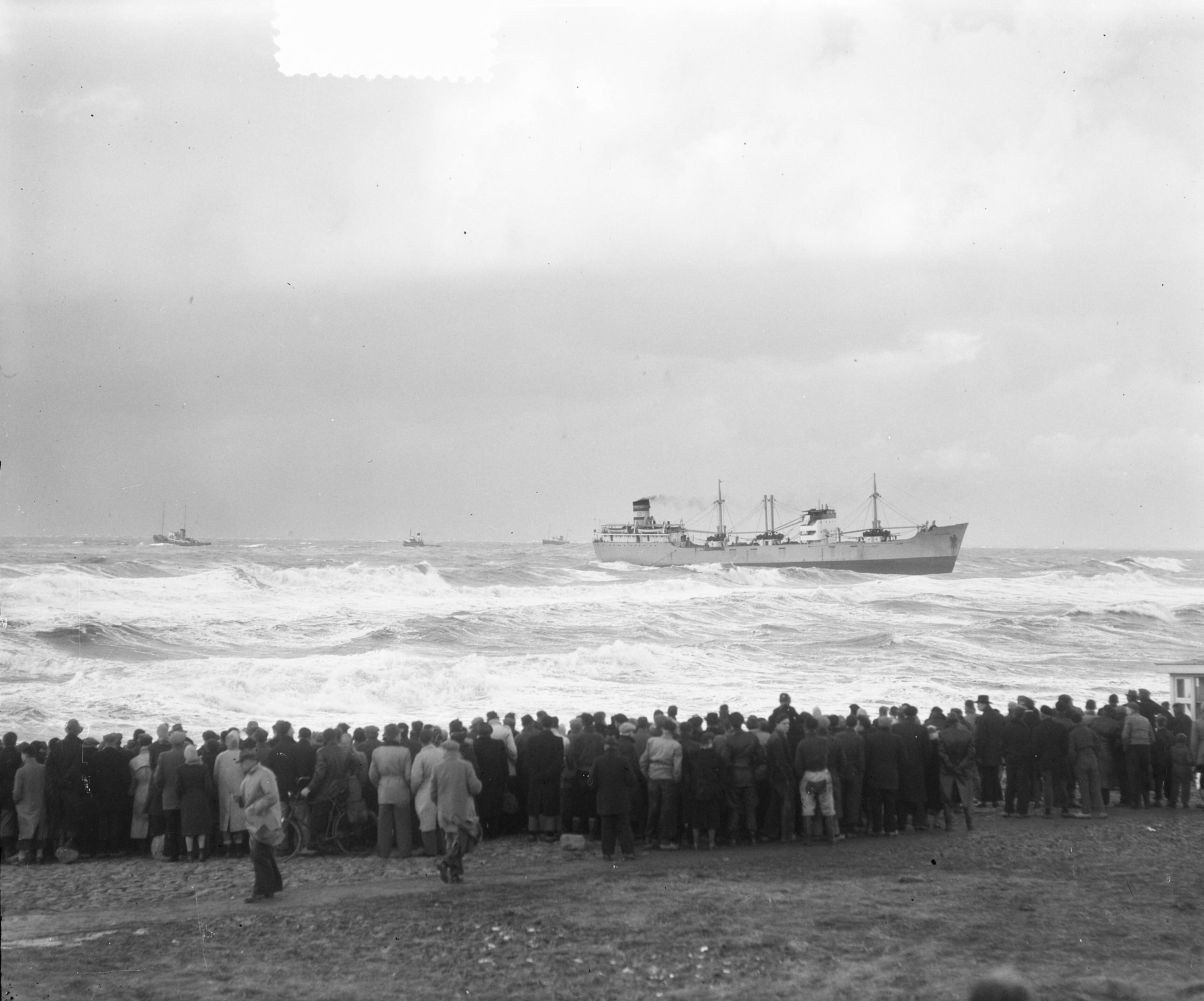 Gestrande Noorse vrachtschip ss. "Franeggen" — Gestrande Noorse vrachtschip ss. "Franeggen" los voor de Hondsbossche Zeewering — Foto: Duinen, H. van / Anefo. Licentie: Set B: Rechtenvrij / Publiek Domein. Bron: Nationaal Archief. http://hdl.handle.net/10648/a8f3f75e-d0b4-102d-bcf8-003048976d84