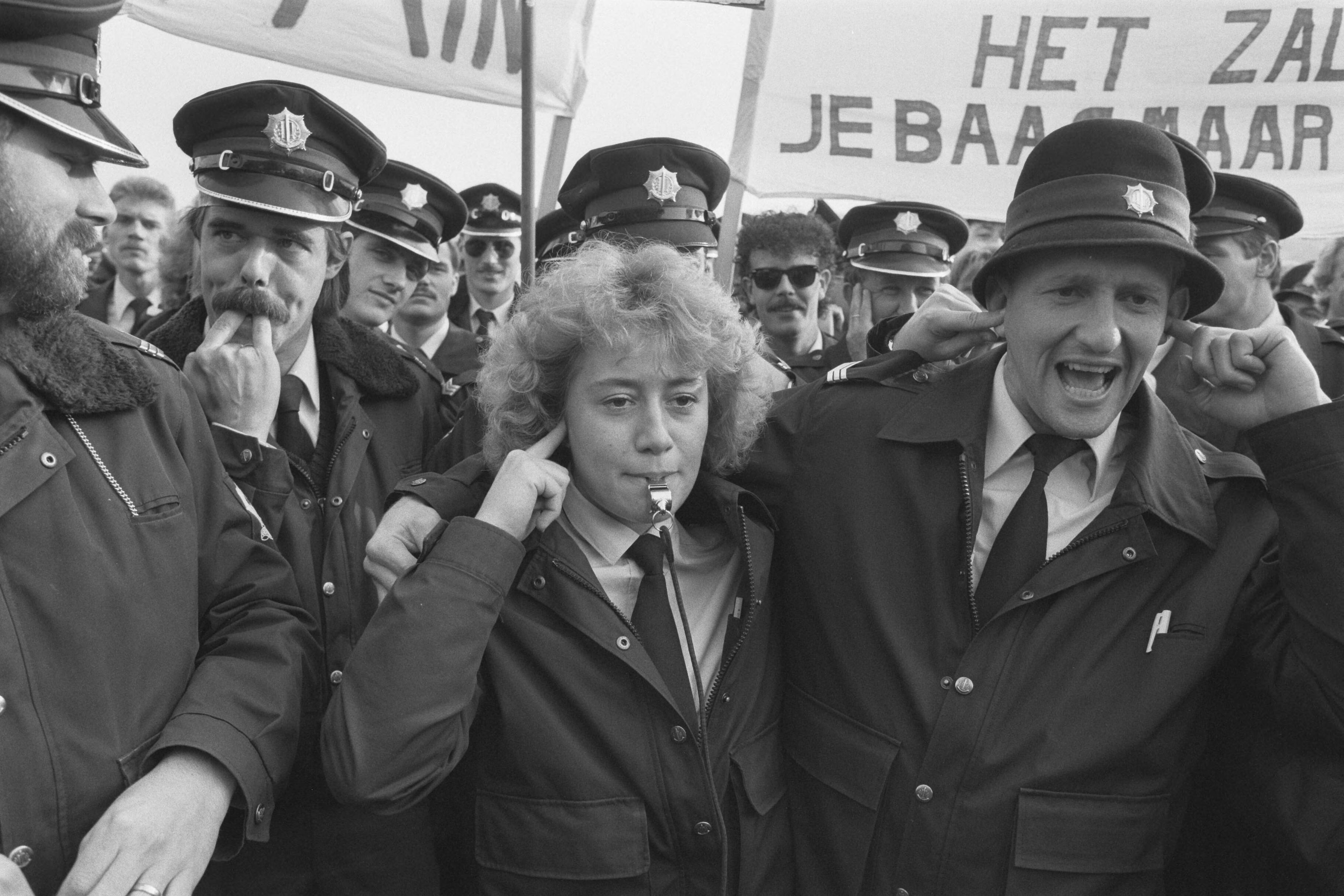 Fotocollectie Anefo — Politie demonstreert in Den Haag tegen bezuinigingen; politiemensen blazen op fluitjes — Foto: Croes, Rob C. / Anefo. Licentie: Set B: Rechtenvrij / Publiek Domein. Bron: Nationaal Archief. http://hdl.handle.net/10648/ad6570ce-d0b4-102d-bcf8-003048976d84