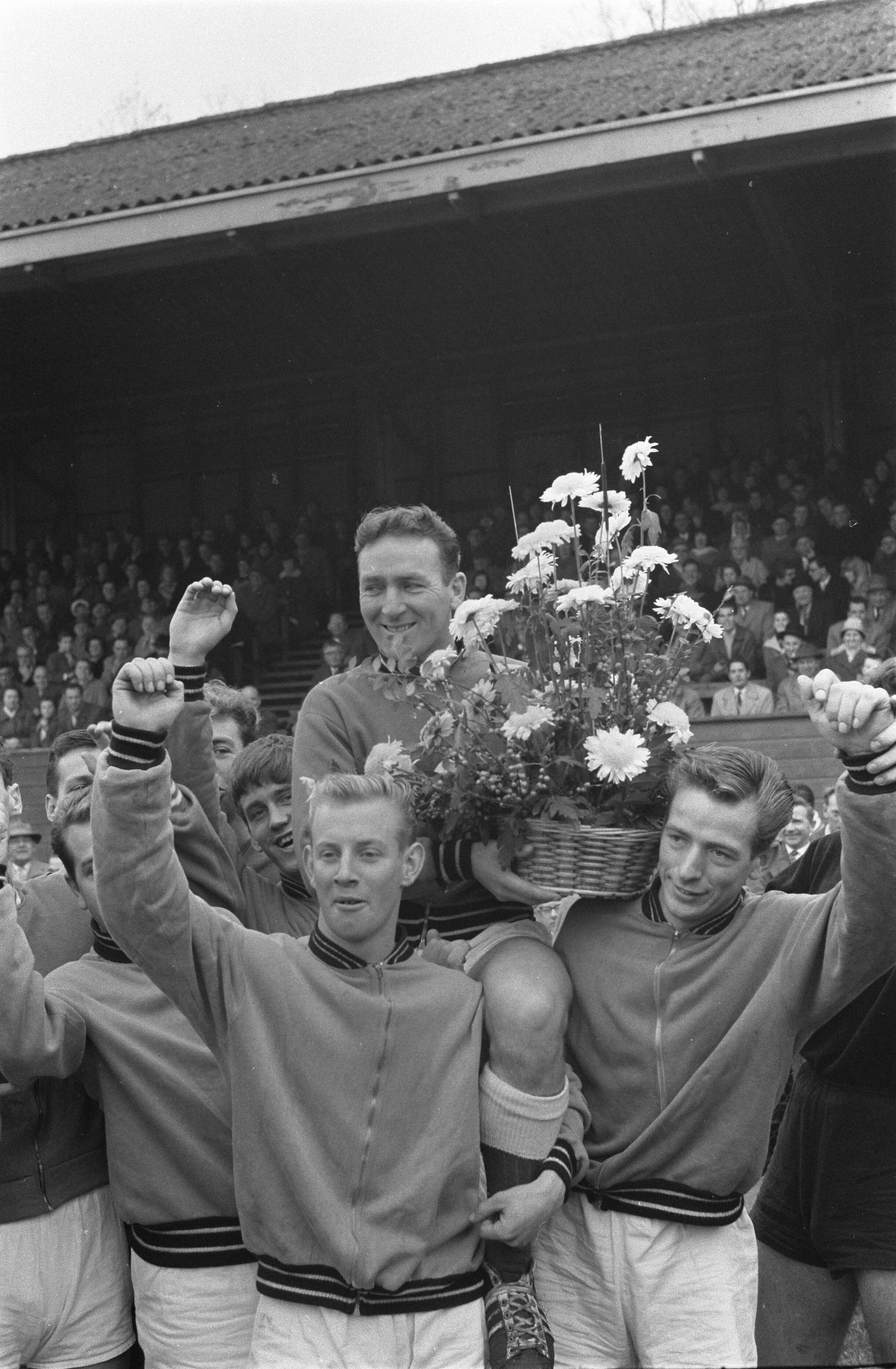 Fotocollectie Anefo — Voetbal. RCH - Go Ahead 1-2. Huldiging van RCH-speler Loek Biesbrouck sr. i.v.m. zijn 500ste wedstrijd voor het eerste elftal van de club. Biesbrouck op de schouders van medespelers — Foto: Pot, Harry / Anefo. Licentie: Set B: Rechtenvrij / Publiek Domein. Bron: Nationaal Archief. http://hdl.handle.net/10648/a9bf5908-d0b4-102d-bcf8-003048976d84