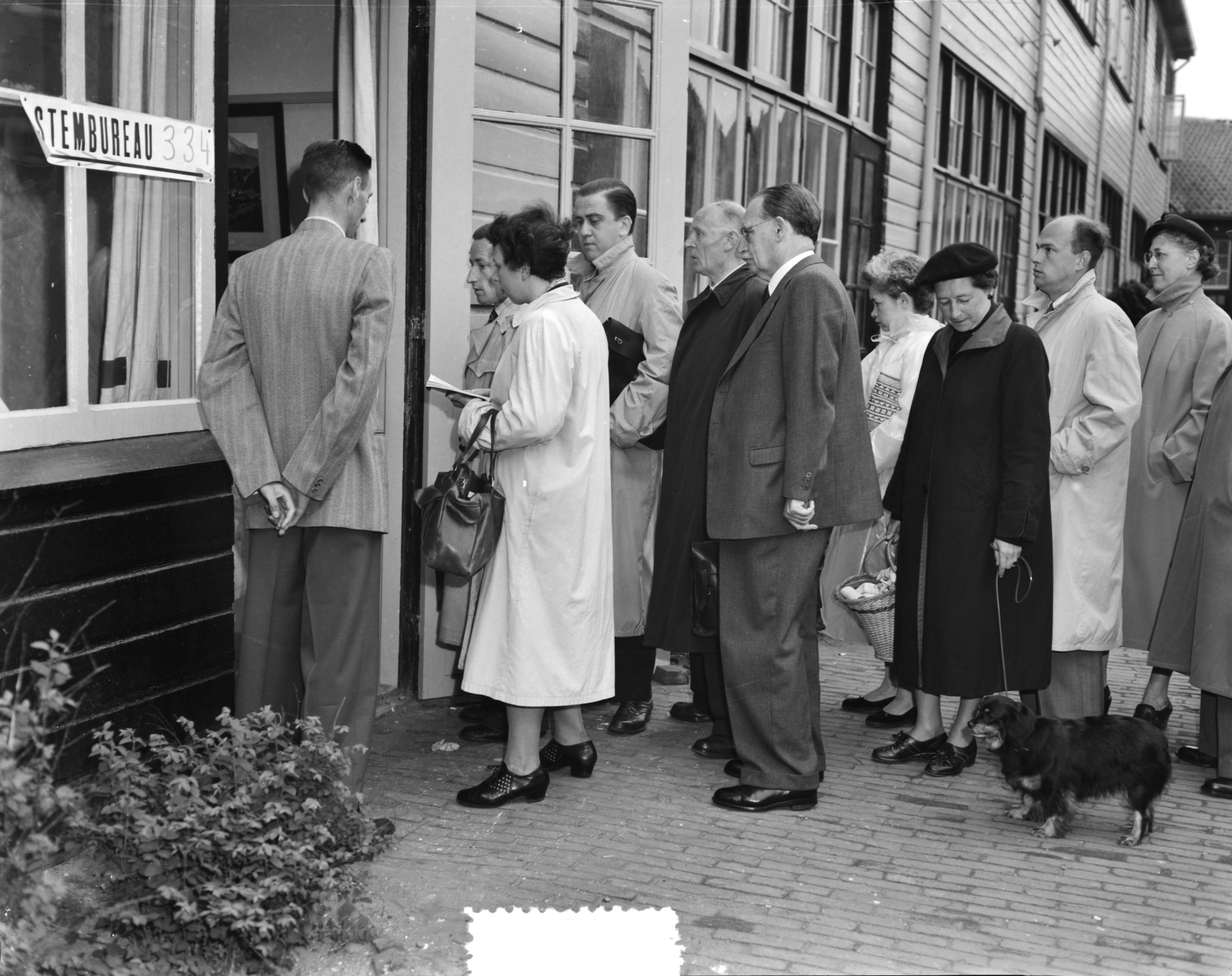 Gemeenteraadsverkiezingen 1953 — Stemmen voor gemeenteraden. Minister-president Dr. Drees in rij voor stembureau in de Beeklaan te Den Haag — Foto: Duinen, G.W. van / Anefo. Licentie: Set B: Rechtenvrij / Publiek Domein. Bron: Nationaal Archief. http://hdl.handle.net/10648/a90ca9ac-d0b4-102d-bcf8-003048976d84