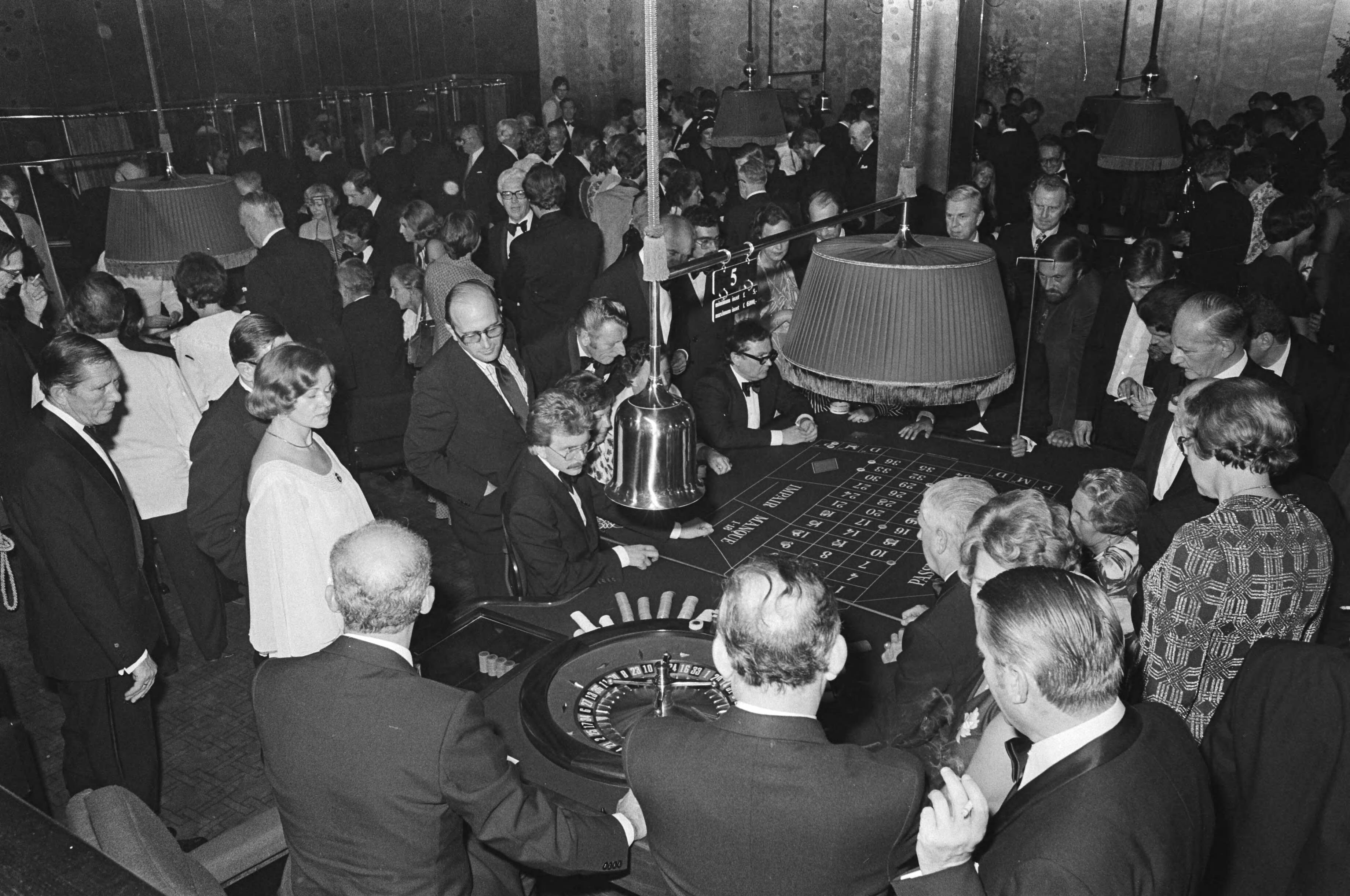 Fotocollectie Anefo — Opening Casino Zandvoort; overzicht van het casino in bedrijf — Foto: Peters, Hans / Anefo. Licentie: Set B: Rechtenvrij / Publiek Domein. Bron: Nationaal Archief. http://hdl.handle.net/10648/ac8cd93a-d0b4-102d-bcf8-003048976d84