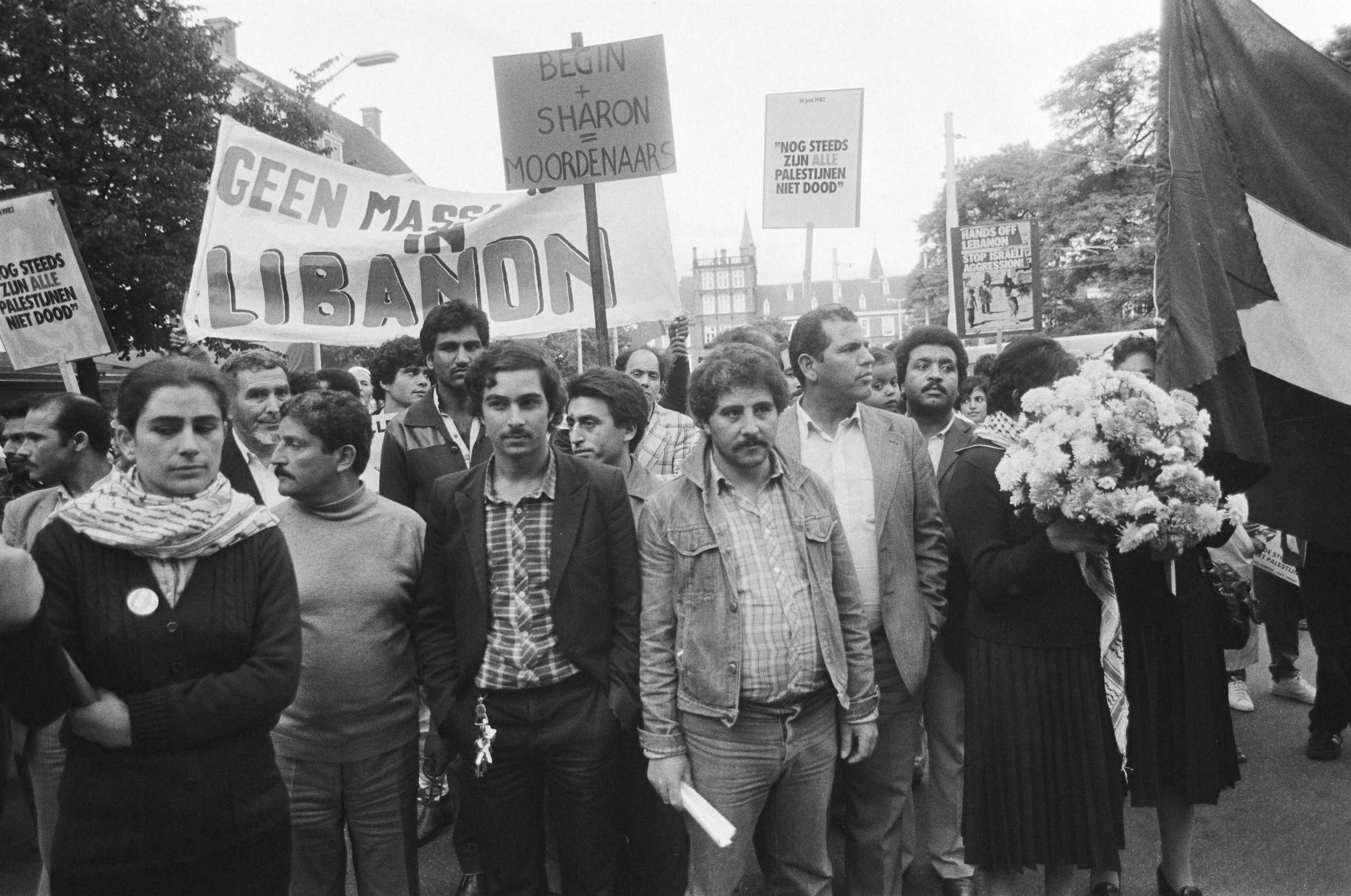Fotocollectie Anefo — Demonstratie bij de Israëlische ambassade in Den Haag tegen moordpartijen in Libanon — Foto: Dijk, Hans van / Anefo. Licentie: Set B: Rechtenvrij / Publiek Domein. Bron: Nationaal Archief. http://hdl.handle.net/10648/ad1eec76-d0b4-102d-bcf8-003048976d84