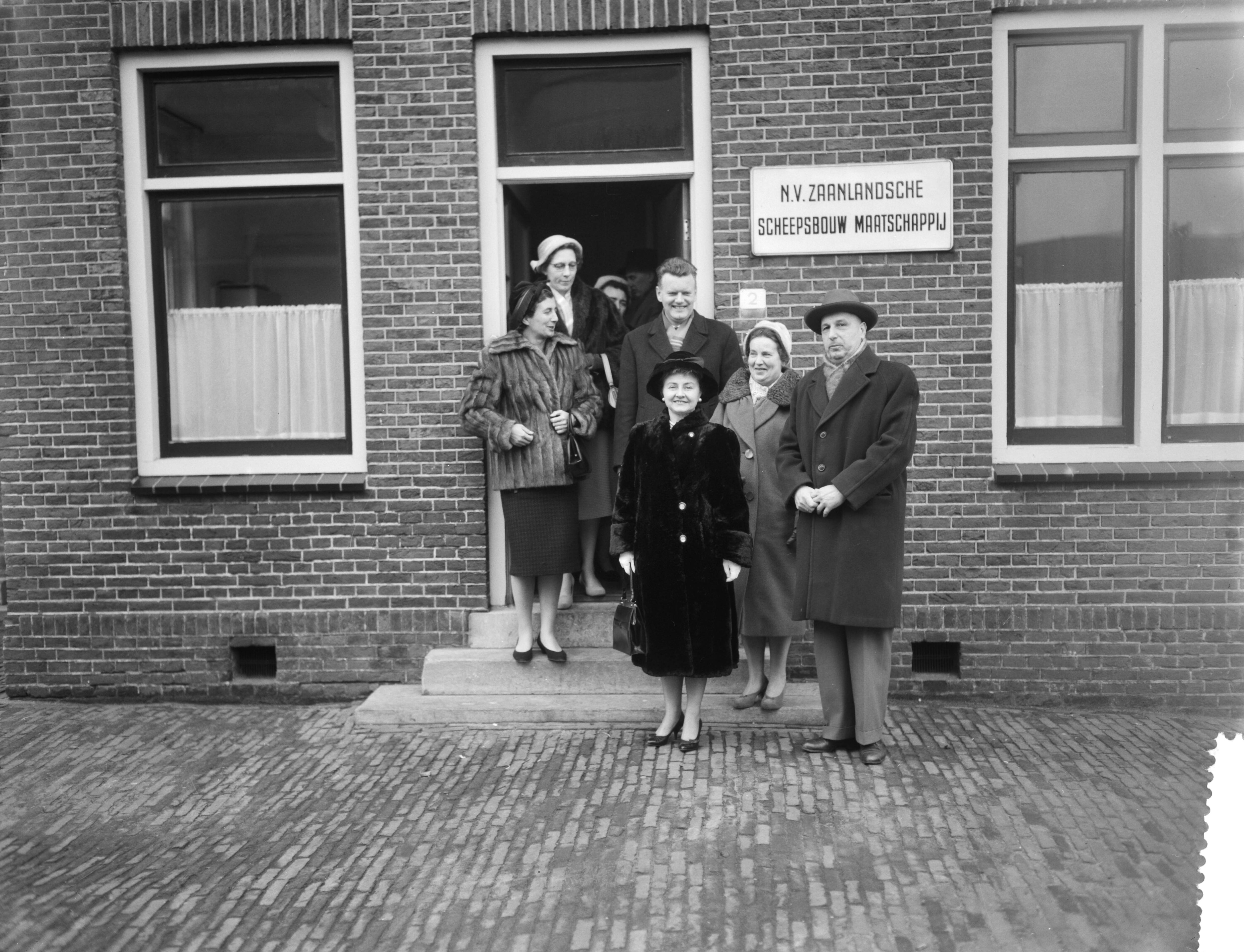 Fotocollectie Anefo — Tewaterlating van de "Loutre Consol" bij de Zaanlandse Scheepsbouw Maatschappij — Foto: Bilsen, Joop van / Anefo. Licentie: Set B: Rechtenvrij / Publiek Domein. Bron: Nationaal Archief. http://hdl.handle.net/10648/a9a820ee-d0b4-102d-bcf8-003048976d84