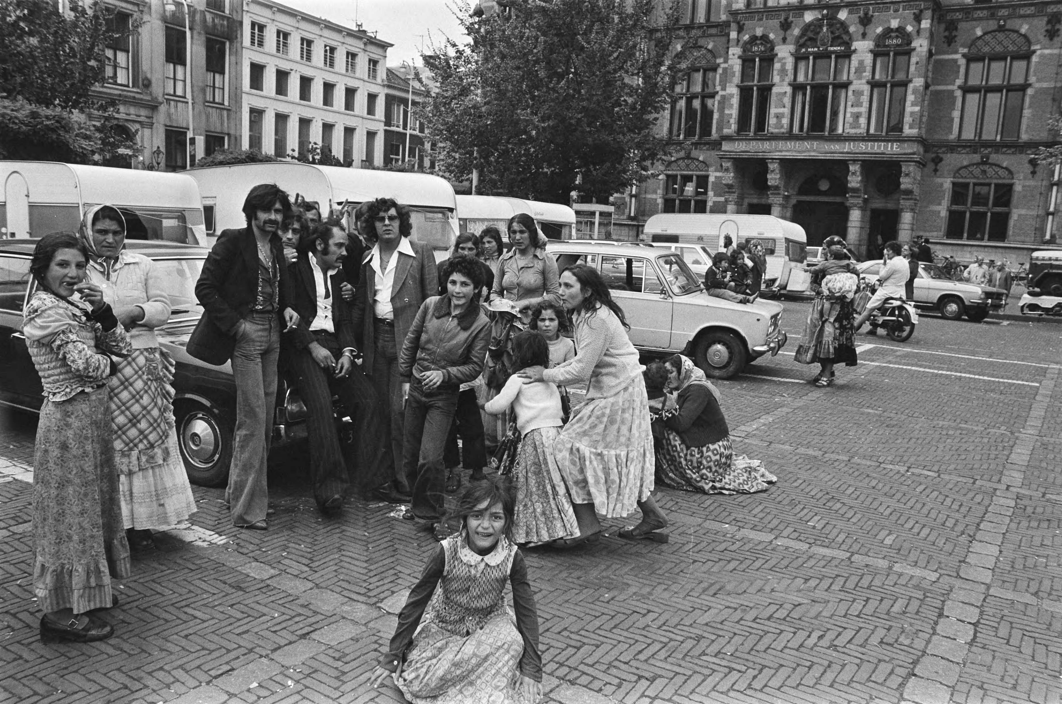 Fotocollectie Anefo — Groep zigeuners van Koning Petalo in Den Haag uit protest tegen behandeling zigeuners — Foto: Bogaerts, Rob / Anefo. Licentie: Set B: Rechtenvrij / Publiek Domein. Bron: Nationaal Archief. http://hdl.handle.net/10648/aca19992-d0b4-102d-bcf8-003048976d84