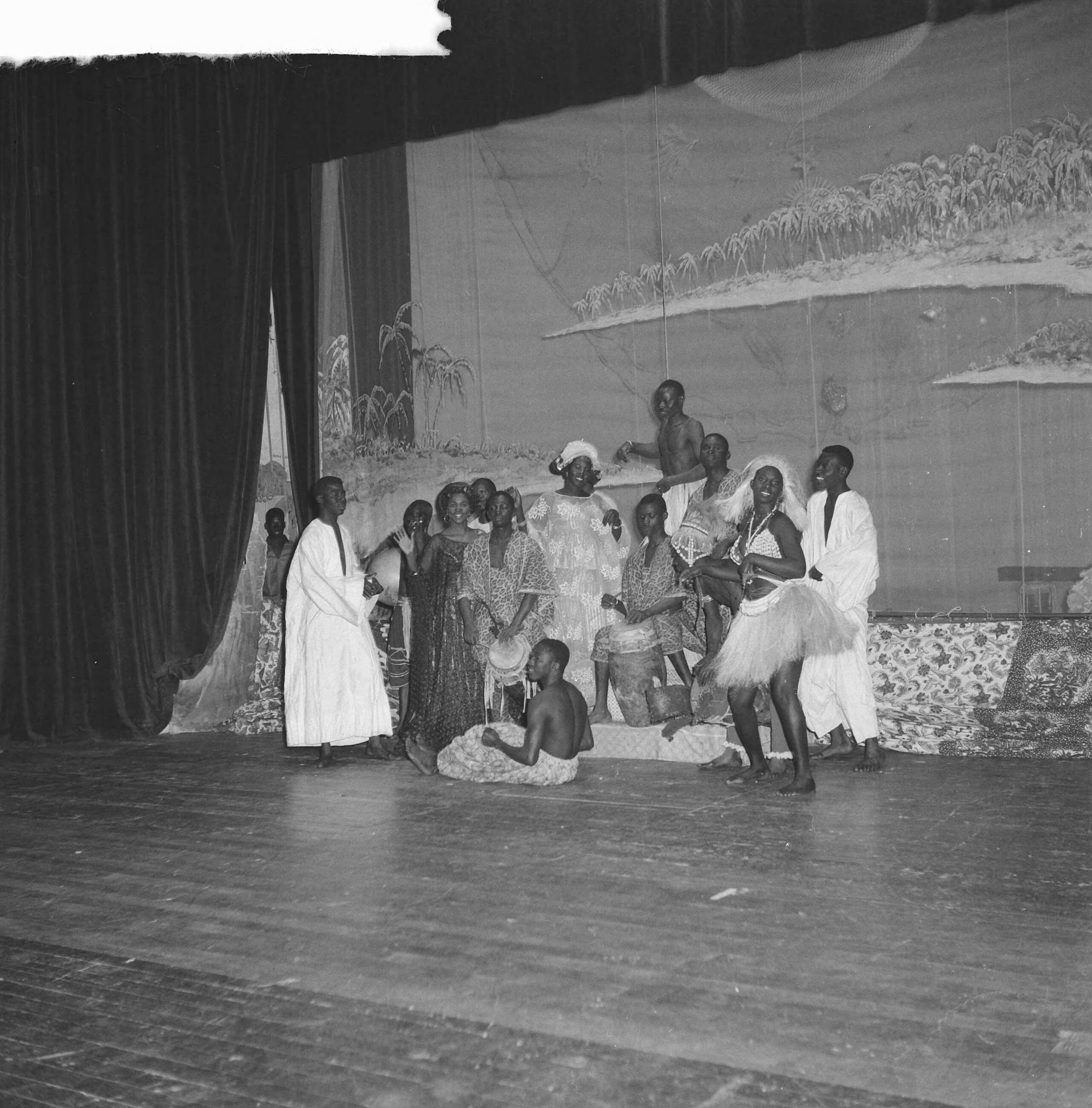 Fotocollectie Anefo — African Dance Company of Senegal . Optreden in Kurzaal — Foto: Lindeboom, Henk / Anefo. Licentie: Set B: Rechtenvrij / Publiek Domein. Bron: Nationaal Archief. http://hdl.handle.net/10648/a9dd09da-d0b4-102d-bcf8-003048976d84