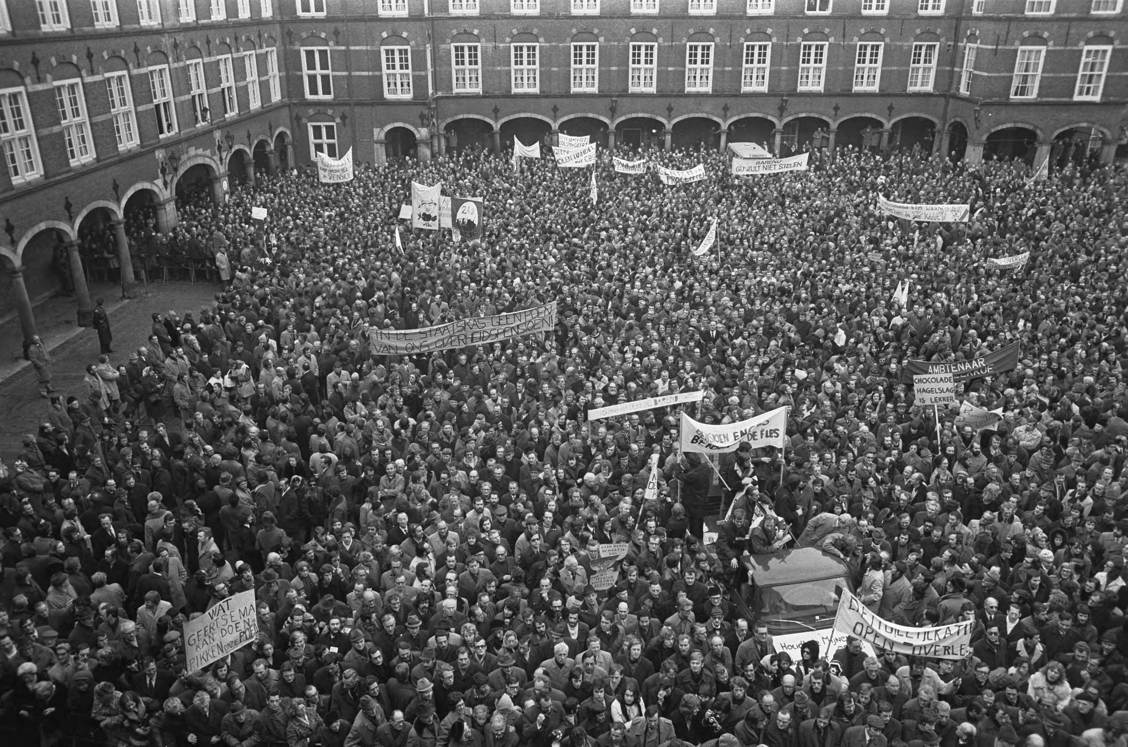 Fotocollectie Anefo — Ambtenaren (meer dan 40.000) demonstreren in Den Haag , de demonstranten op het Binnenhof — Foto: Peters, Hans / Anefo. Licentie: Set B: Rechtenvrij / Publiek Domein. Bron: Nationaal Archief. http://hdl.handle.net/10648/ac245356-d0b4-102d-bcf8-003048976d84
