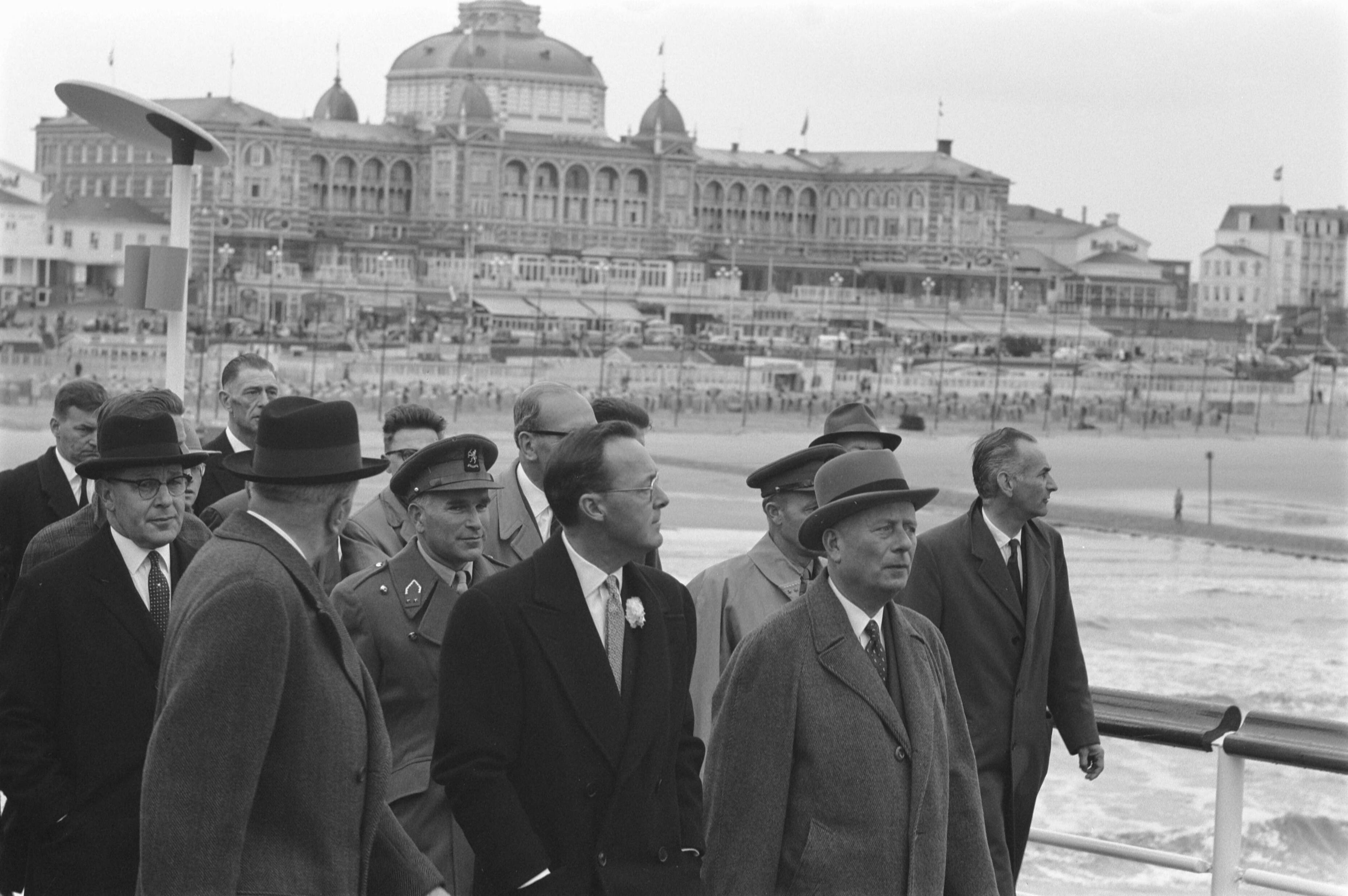 Opening door prins Bernhard van de nieuwe Pier te Scheveningen — Opening door prins Bernhard van de nieuwe Pier te Scheveningen. Bezichtiging van de Pier door Prins Bernhard — Foto: Pot, Harry / Anefo. Licentie: Set B: Rechtenvrij / Publiek Domein. Bron: Nationaal Archief. http://hdl.handle.net/10648/a9d580f2-d0b4-102d-bcf8-003048976d84
