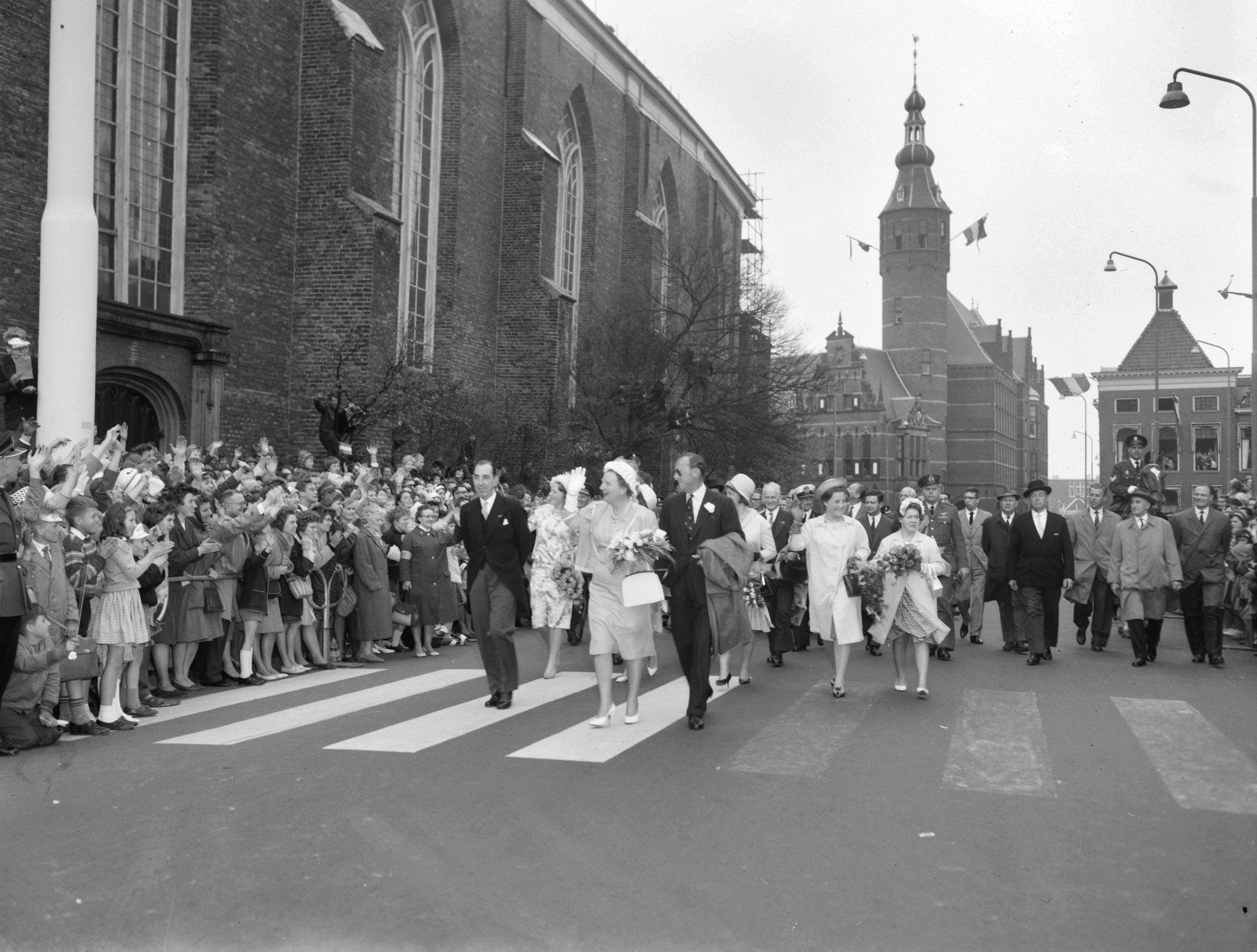 Koninklijk bezoek aan Groningen en Friesland (1962) — Koninklijk bezoek aan Groningen — Foto: Bilsen, Joop van / Anefo. Licentie: Set B: Rechtenvrij / Publiek Domein. Bron: Nationaal Archief. http://hdl.handle.net/10648/aa06f54c-d0b4-102d-bcf8-003048976d84