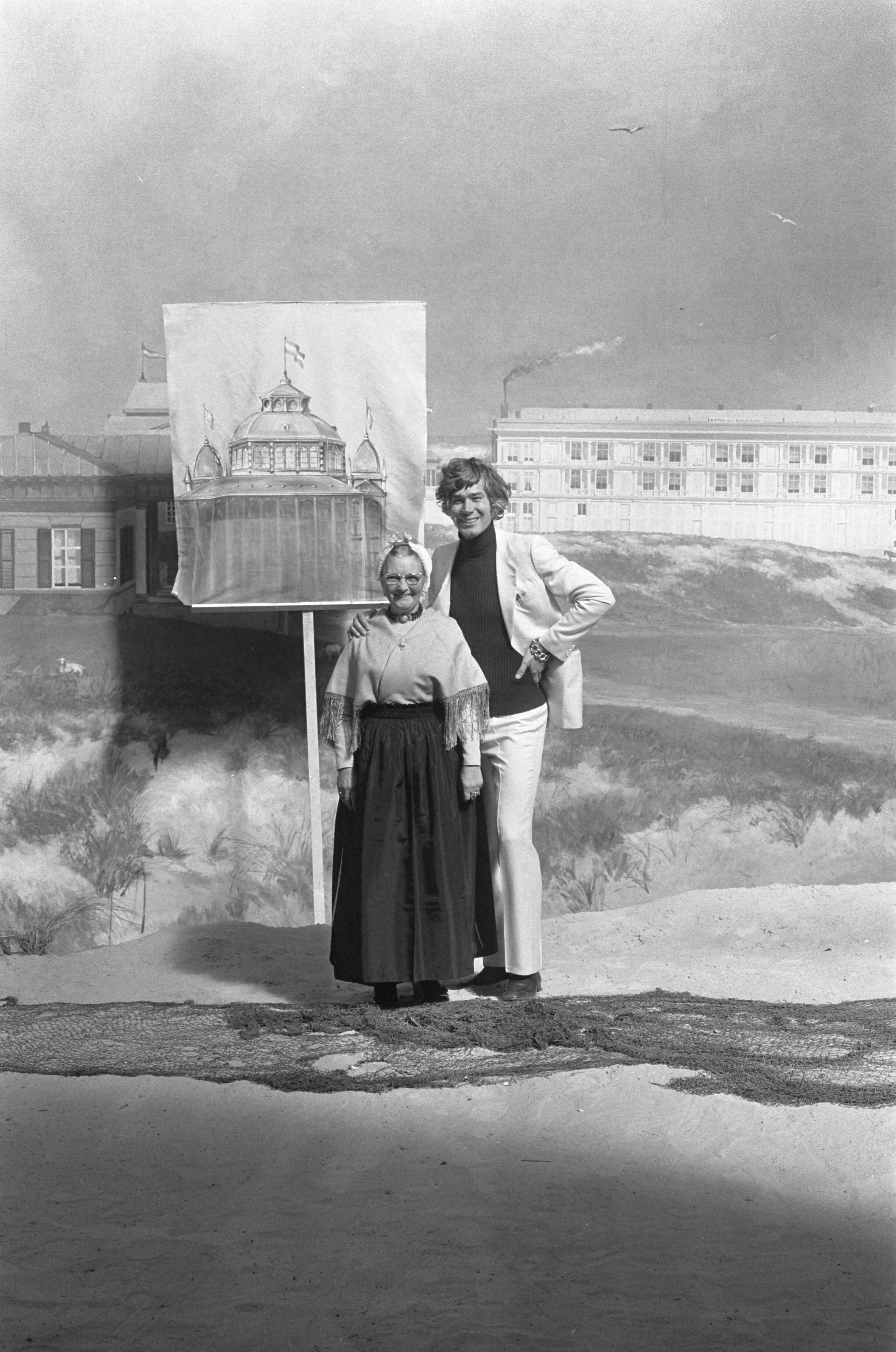 Fotocollectie Anefo — Persconferentie Stichting Kurhaus Scheveningen, Paul van Vliet en Scheveningse vrouw en afbeelding Kurhaus in Panorama Mesdag — Foto: Verhoeff, Bert / Anefo. Licentie: Set B: Rechtenvrij / Publiek Domein. Bron: Nationaal Archief. http://hdl.handle.net/10648/ac2bb8e4-d0b4-102d-bcf8-003048976d84