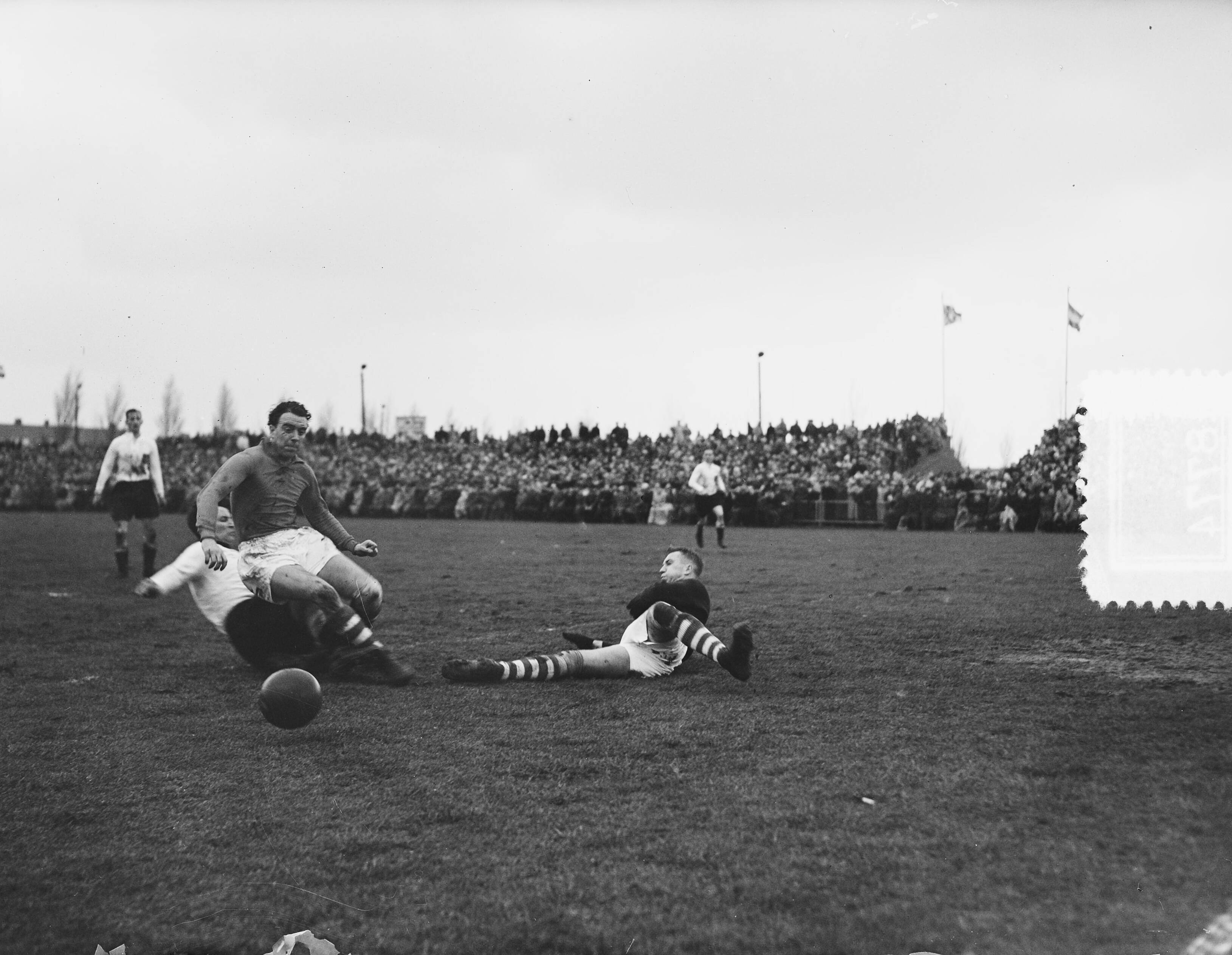 Fotocollectie Anefo — Voetbal. Noord-Nederland tegen Denemarken-B 3-2. Duel tussen Abe Lenstra en de Deense stopper Edwin Hansen. Rechts de Deense doelman From — Foto: Duinen, H. van / Anefo. Licentie: Set B: Rechtenvrij / Publiek Domein. Bron: Nationaal Archief. http://hdl.handle.net/10648/a8f2d324-d0b4-102d-bcf8-003048976d84