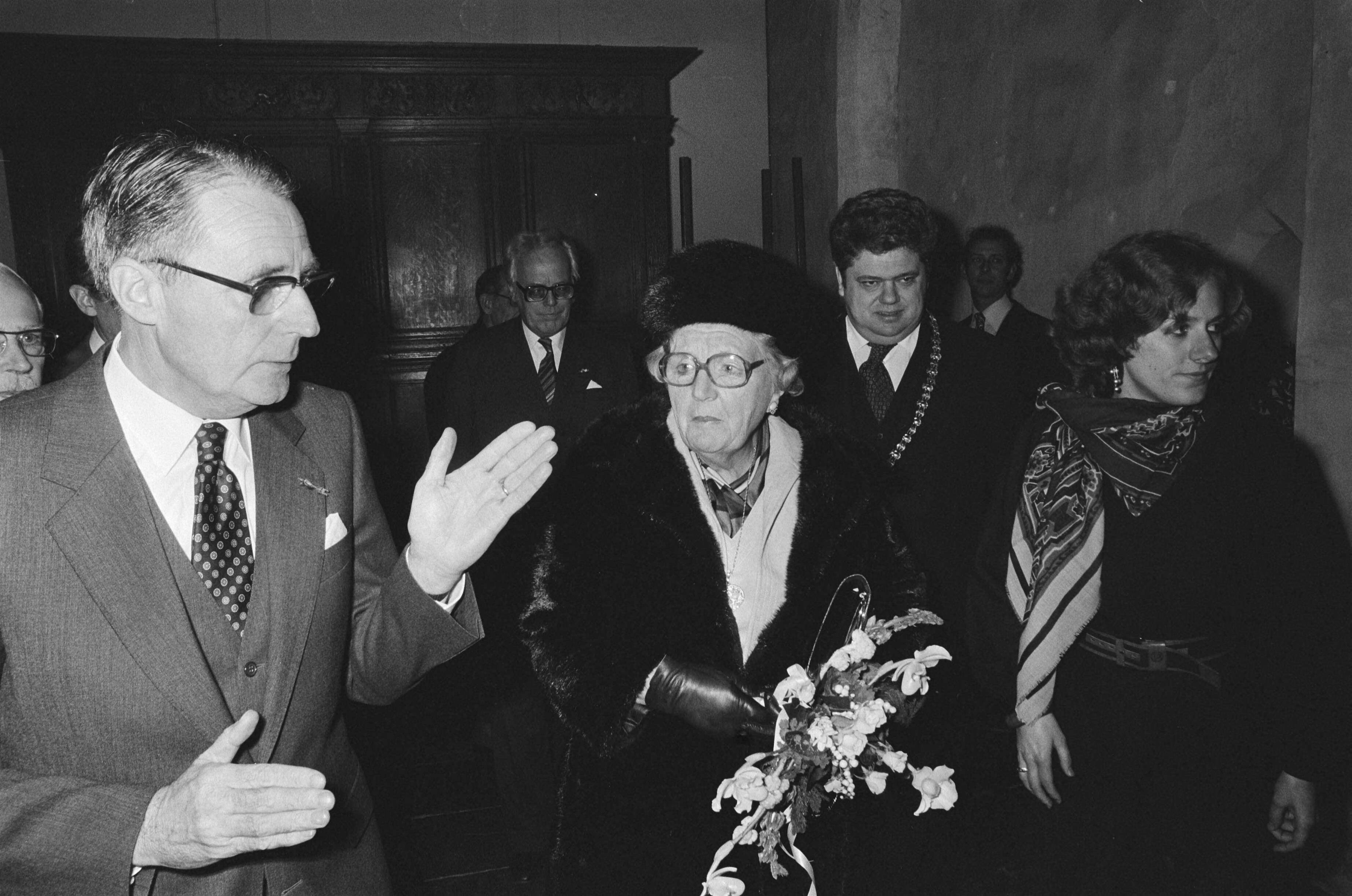 Fotocollectie Anefo — koningin Juliana in Utrecht bij herdenking 75 jaar rechtspraak sociale verzekeringswetgeving; begroeting — Foto: Verhoeff, Bert / Anefo. Licentie: Set B: Rechtenvrij / Publiek Domein. Bron: Nationaal Archief. http://hdl.handle.net/10648/acc15f02-d0b4-102d-bcf8-003048976d84