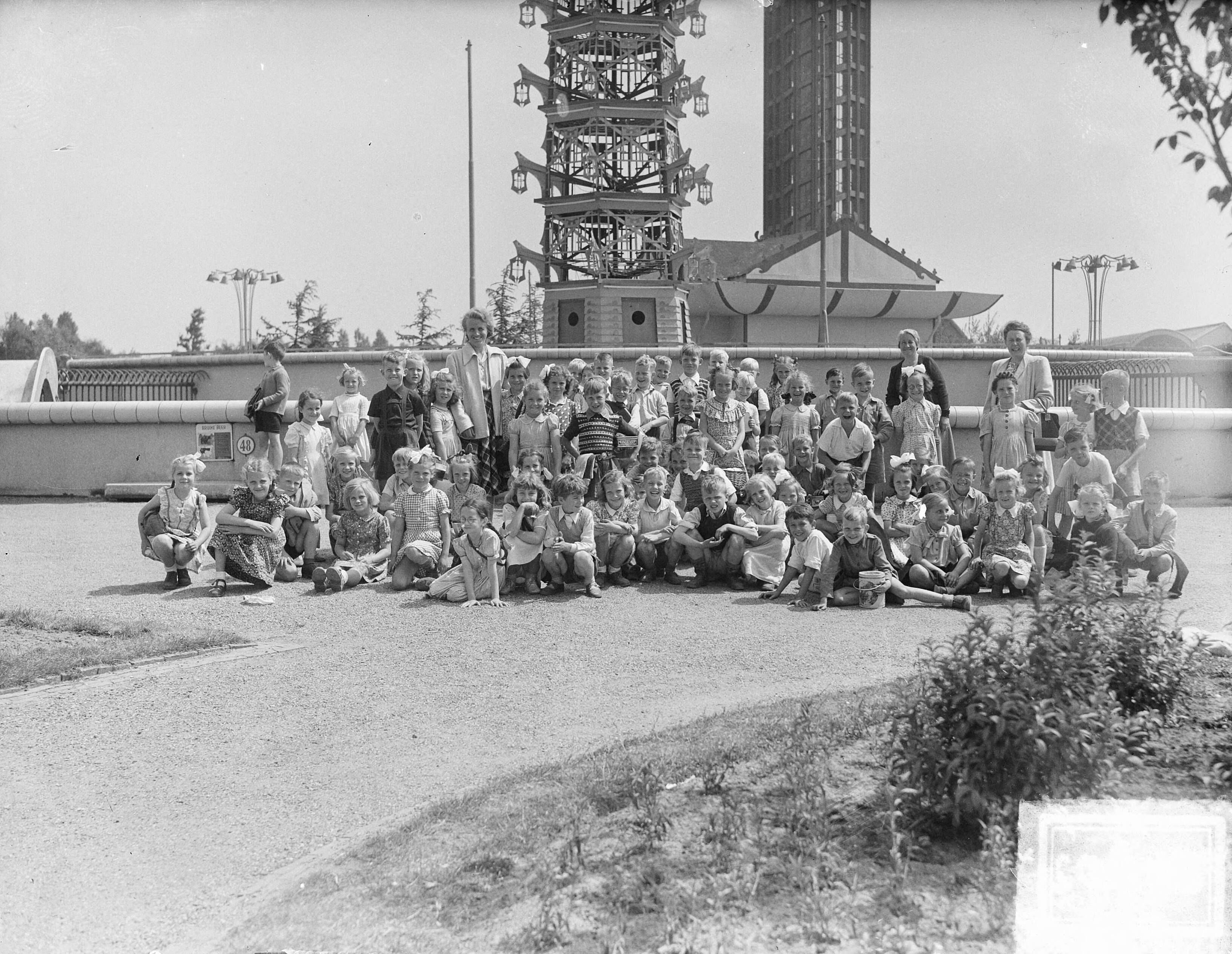 Fotocollectie Anefo — Groep Constantijn Huygensschool , Deventerschestraat 21 Scheveningen — Foto: Oorschot, […] van / Anefo. Licentie: Set B: Rechtenvrij / Publiek Domein. Bron: Nationaal Archief. http://hdl.handle.net/10648/a8ca0fac-d0b4-102d-bcf8-003048976d84