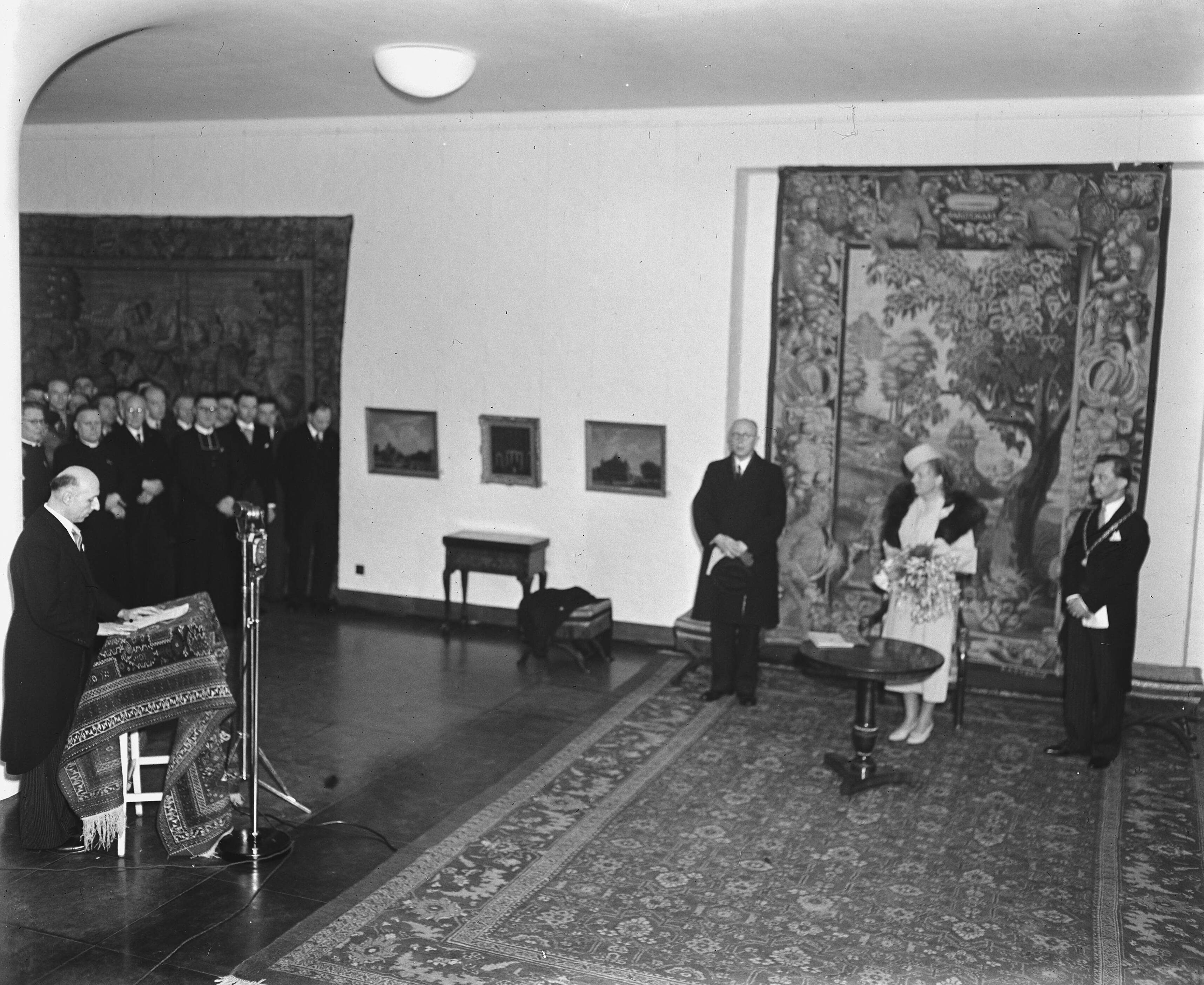 Fotocollectie Anefo — Prinses bij opening stadhuis te Heerlen — Foto: Snikkers, Anton / Anefo. Licentie: Set B: Rechtenvrij / Publiek Domein. Bron: Nationaal Archief. http://hdl.handle.net/10648/a8b5dc58-d0b4-102d-bcf8-003048976d84