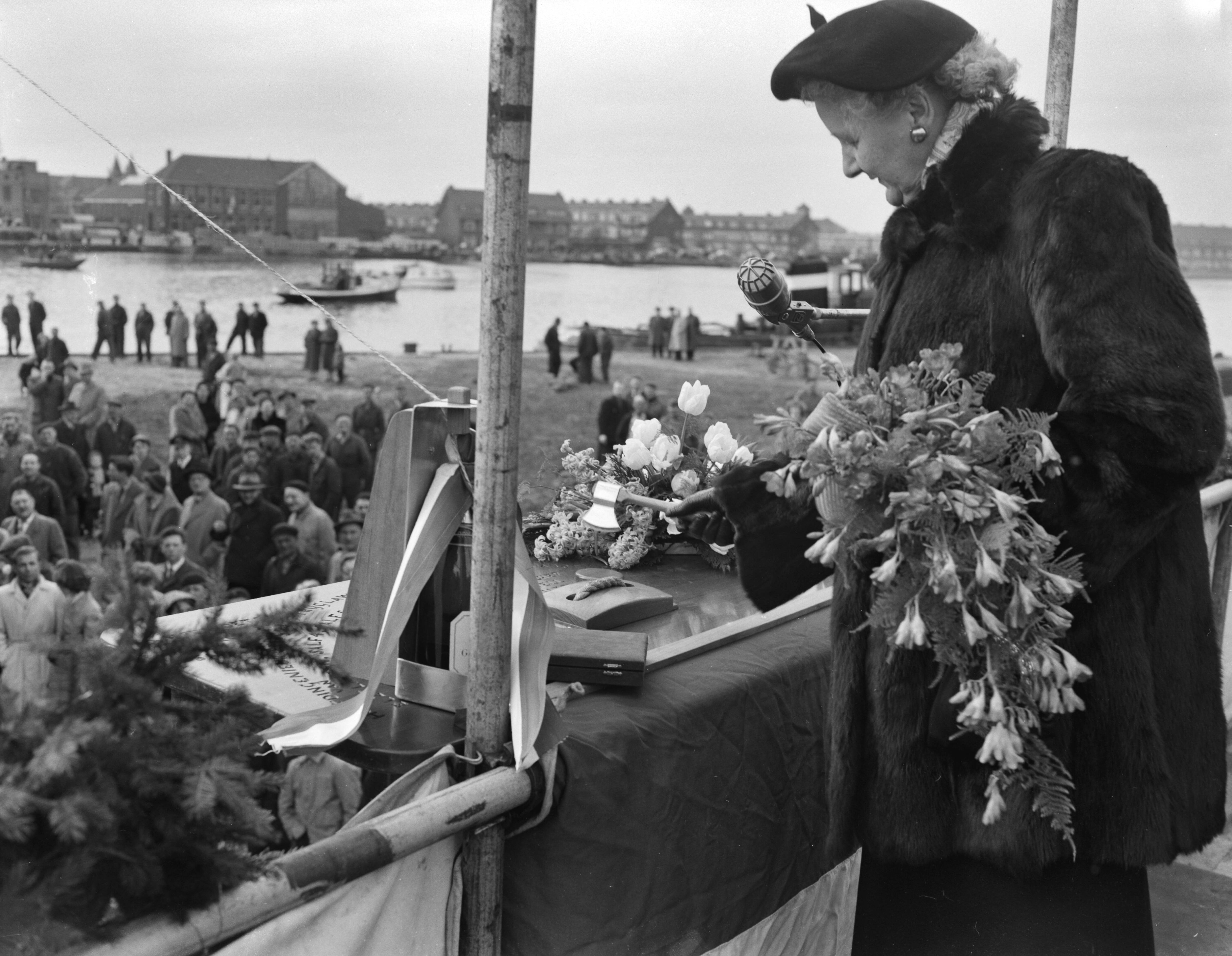 Fotocollectie Anefo — Poging tot tewaterlating van de kustmijnenveger Hr. Ms. "Steenwijk" bij de N.V. Haarlemse Scheepsbouw Maatschappij te Haarlem. De doopplechtigheid werd verricht door mevr. Voetelink-Riemersma, echtgenote van de burgemeester van Steenwijk — Foto: Rossem, Wim van / Anefo. Licentie: Set B: Rechtenvrij / Publiek Domein. Bron: Nationaal Archief. http://hdl.handle.net/10648/a9466908-d0b4-102d-bcf8-003048976d84
