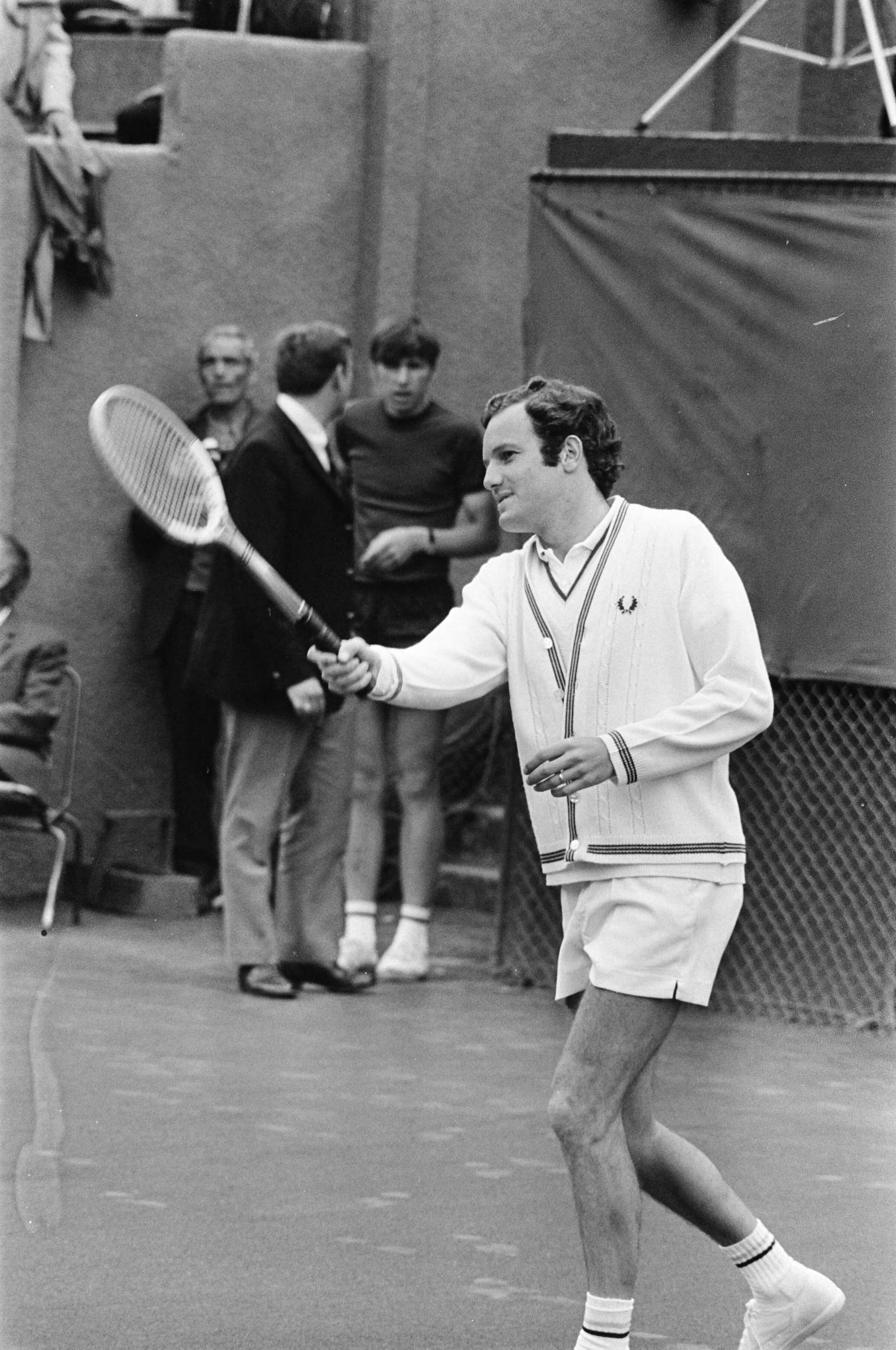 Tennistoernooi op METS-banen te Scheveningen — De Nederlandse tennisprofessional Tom Okker in aktie — Foto: Fotograaf Onbekend / Anefo. Licentie: Set B: Rechtenvrij / Publiek Domein. Bron: Nationaal Archief. http://hdl.handle.net/10648/ab9b766c-d0b4-102d-bcf8-003048976d84