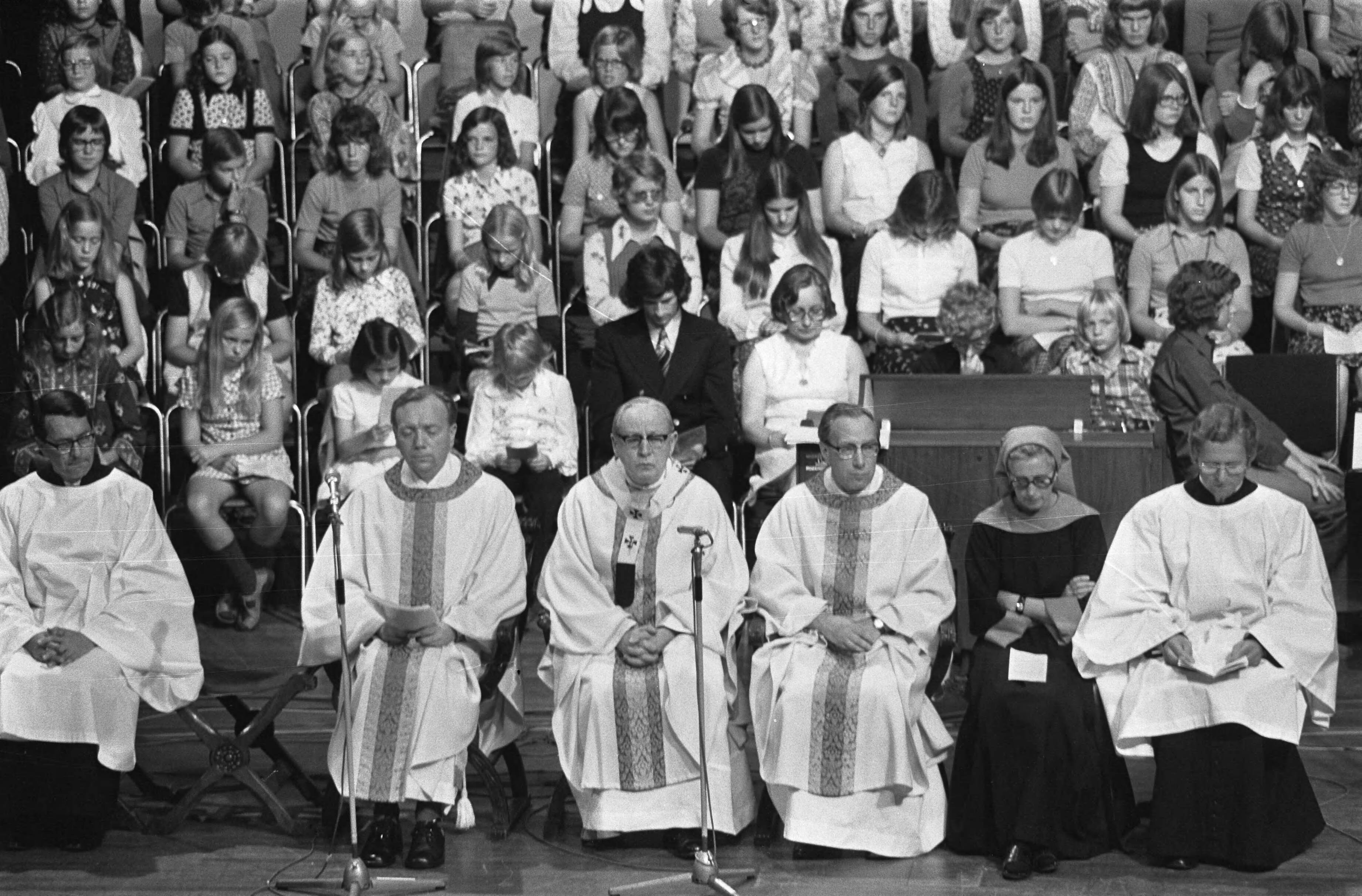 Fotocollectie Anefo — 50-jarig priesterjubileum kardinaal Alfrink gevierd met eucharistieviering in Congresgebouw Utrecht — Foto: Verhoeff, Bert / Anefo. Licentie: Set B: Rechtenvrij / Publiek Domein. Bron: Nationaal Archief. http://hdl.handle.net/10648/ac538b08-d0b4-102d-bcf8-003048976d84