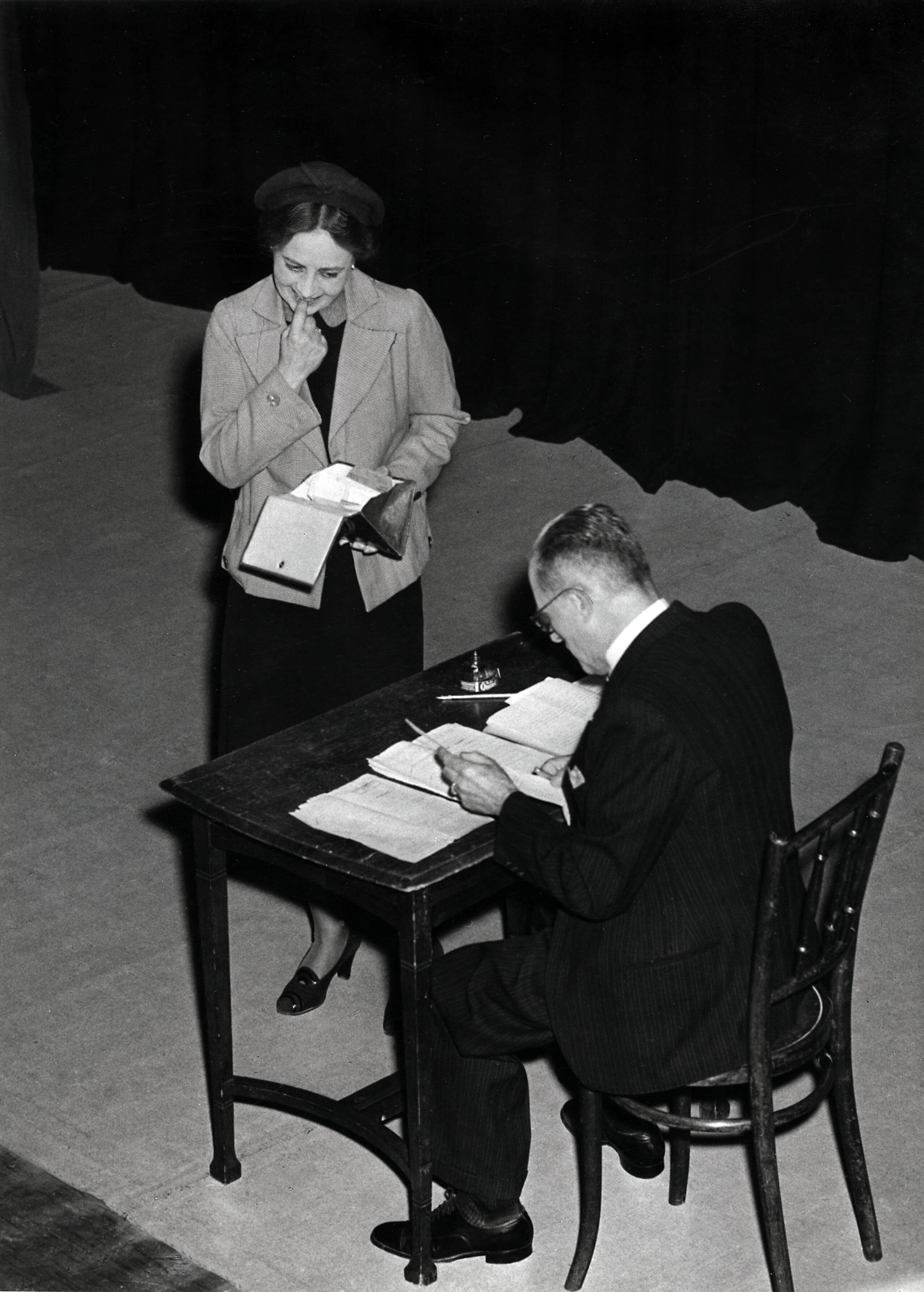 Drukkerij Spaarnestad — [40-jarig jubileum N.V. De Spaarnestad] [feestavond in de Stadsschouwburg] [sketch] — Foto: Fotograaf Onbekend / Fotobureau onbekend / Spaarnestad Photo (05887). Licentie: Set B: Rechtenvrij / Publiek Domein. Bron: Nationaal Archief. http://hdl.handle.net/10648/35429da6-3a07-a382-e063-6df0900a6686