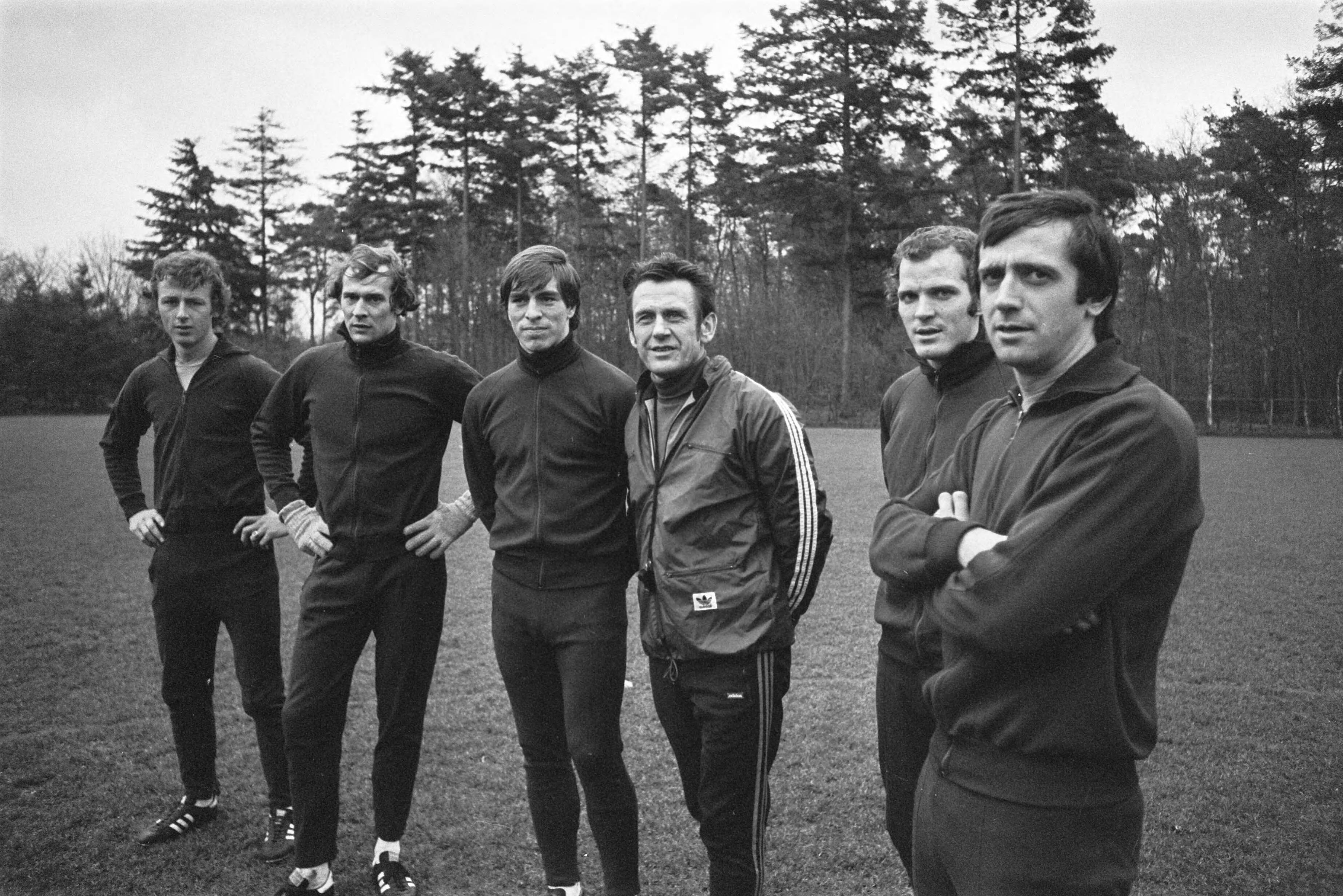Fotocollectie Anefo — Nederlands elftal in Zeist bijeen i.v.m. wedstrijd in Londen; v.l.n.r. Hoovenkamp, Van Beveren , Dusbaba, Zwartkruis, Van der Kerkhof , Van der Kuylen / — Foto: Peters, Hans / Anefo. Licentie: Set B: Rechtenvrij / Publiek Domein. Bron: Nationaal Archief. http://hdl.handle.net/10648/ac9539c2-d0b4-102d-bcf8-003048976d84
