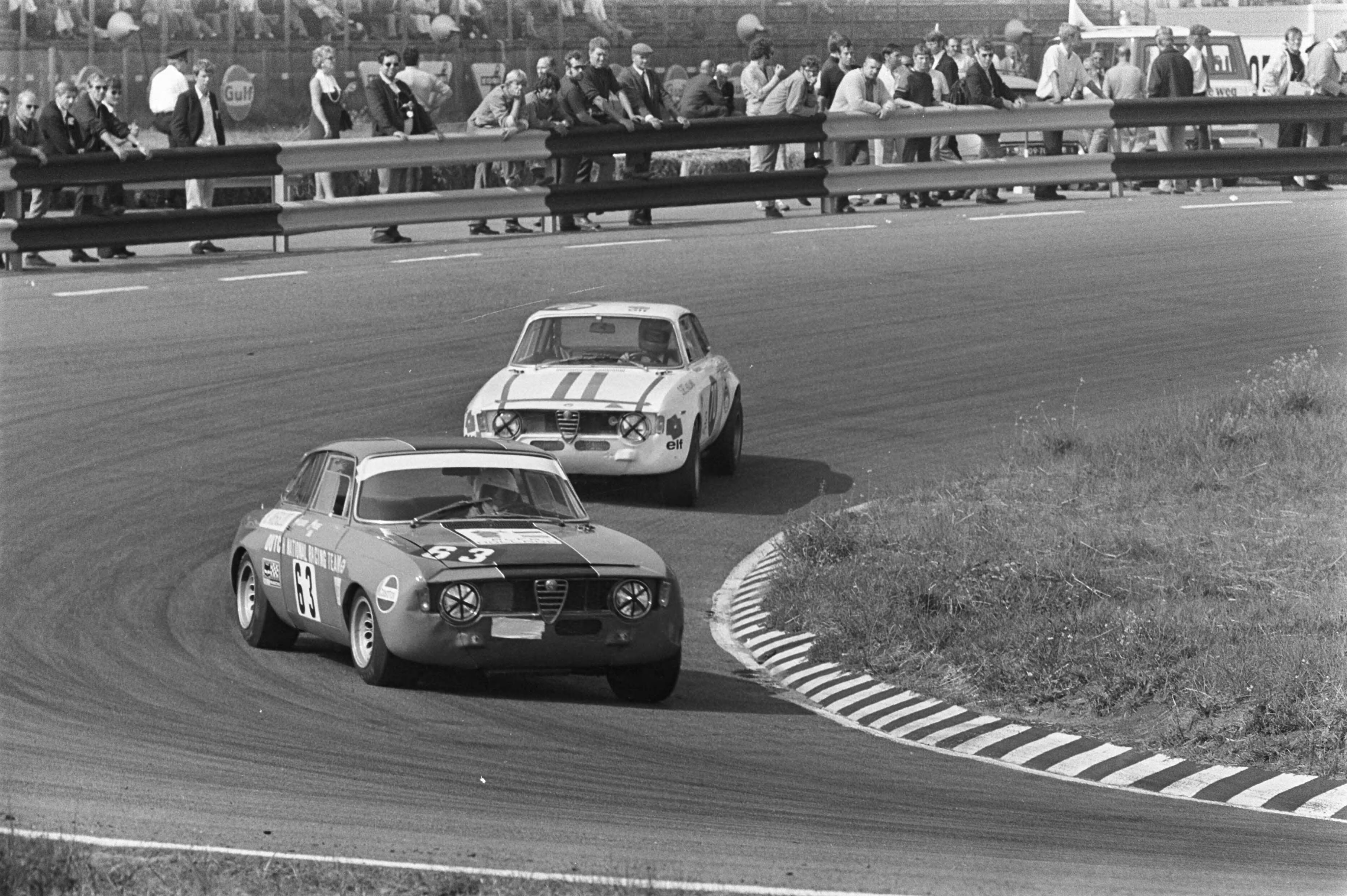 Fotocollectie Anefo — Autoraces Zandvoort, zie 237380 enzovoort — Foto: Koch, Eric / Anefo. Licentie: Set B: Rechtenvrij / Publiek Domein. Bron: Nationaal Archief. http://hdl.handle.net/10648/ab9f250a-d0b4-102d-bcf8-003048976d84