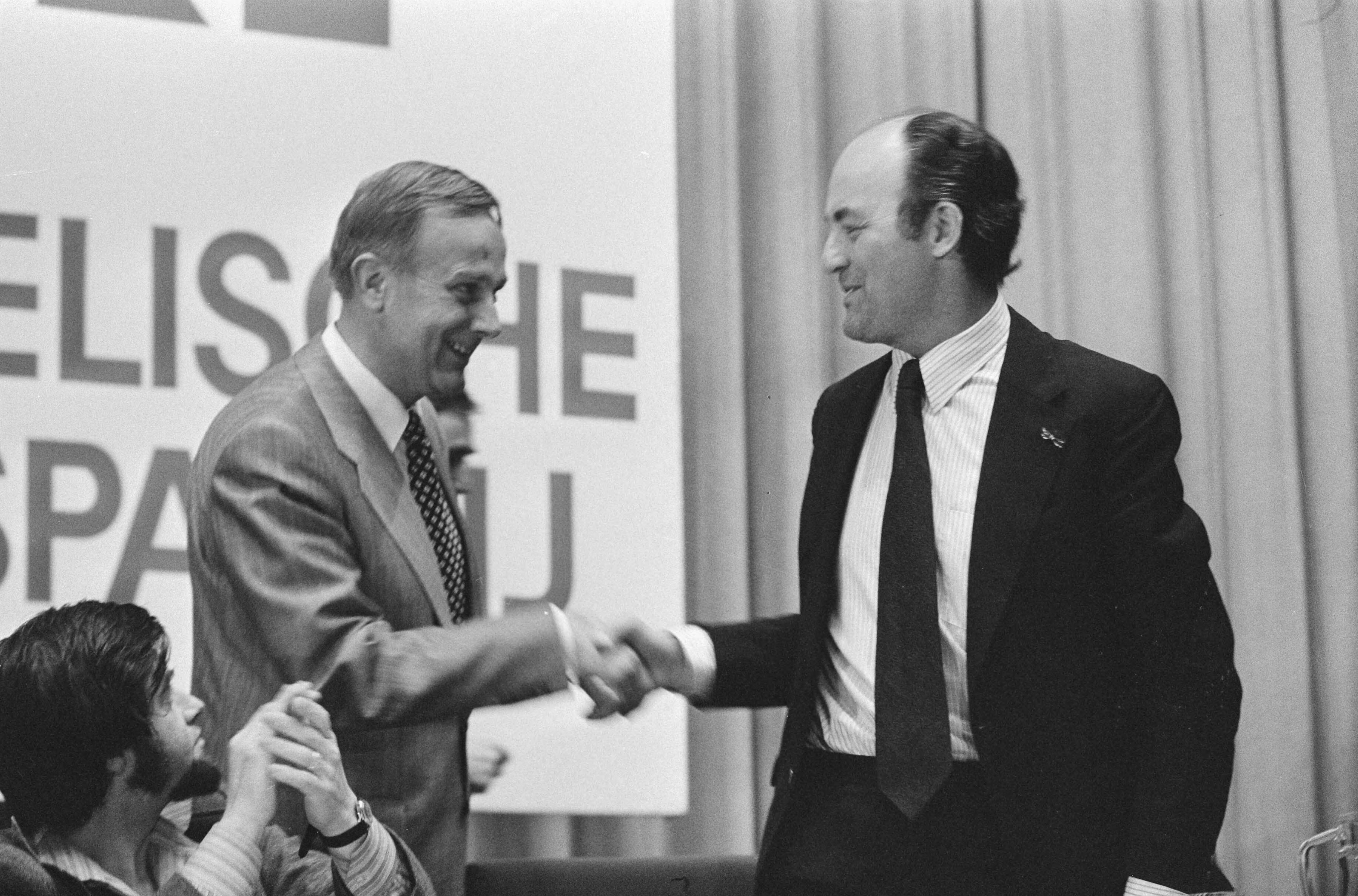Fotocollectie Anefo — PvdA-partijraad in Utrecht over CDA-lijst; Aantjes en Steenkamp — Foto: Verhoeff, Bert / Anefo. Licentie: Set B: Rechtenvrij / Publiek Domein. Bron: Nationaal Archief. http://hdl.handle.net/10648/ad7a15d8-d0b4-102d-bcf8-003048976d84