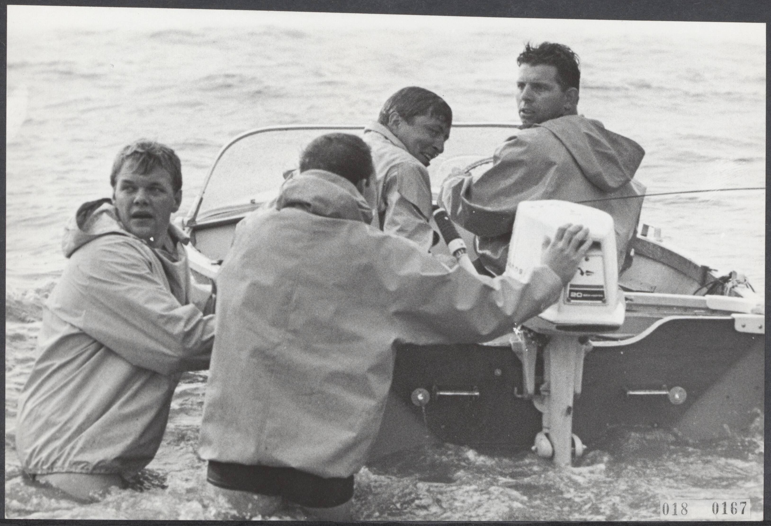 Fotocollectie Elsevier Binnenland — Prins Claus heeft een demonstratie bijgewoond van de rddingsbrigade Katwijk op het strand. Met een speedboot ging de prins, links voorin, de zee op. De boot moest nog wel even door de branding geholpen worden — Foto: Koch, Eric / Anefo. Licentie: Set B: Rechtenvrij / Publiek Domein. Bron: Nationaal Archief. http://hdl.handle.net/10648/adc16c3a-d0b4-102d-bcf8-003048976d84