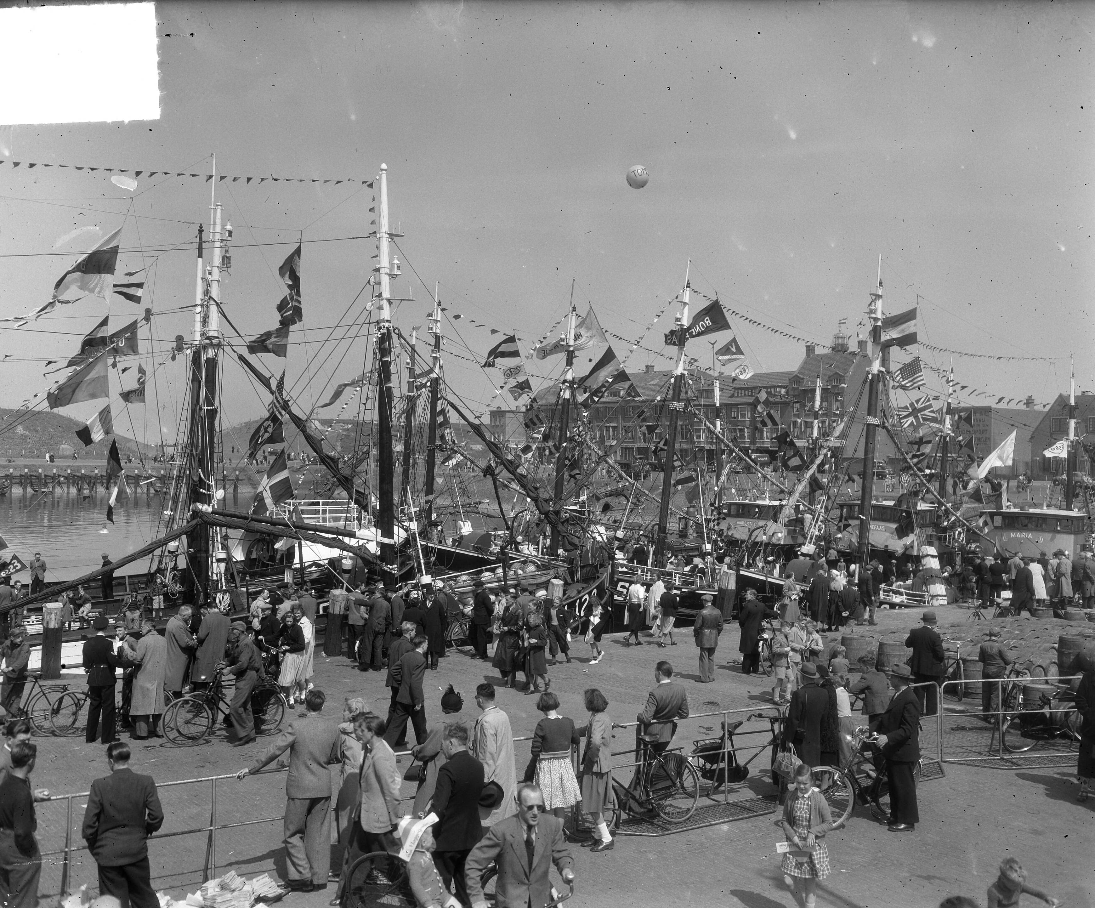 Vlaggetjesdag 1951 — Vlaggetjesdag 1951. Scheveningen — Foto: Pot, Harry / Anefo. Licentie: Set B: Rechtenvrij / Publiek Domein. Bron: Nationaal Archief. http://hdl.handle.net/10648/a8ea6ebe-d0b4-102d-bcf8-003048976d84