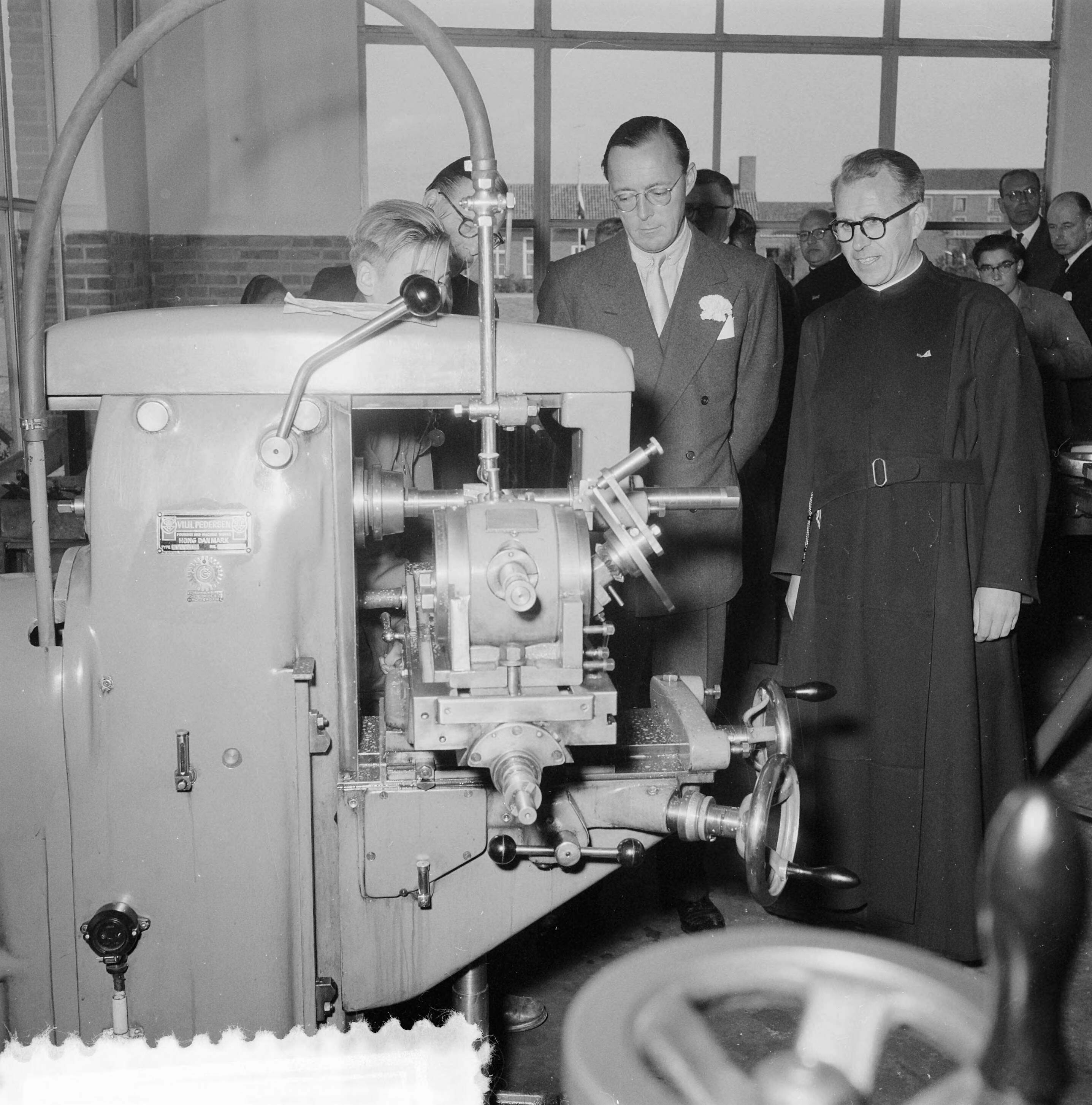 Prins Bernhard bezoekt West-Brabant — Prins Bernhard bezoekt industriegebied Etten-Leur. Bezoek aan ambachtsschool — Foto: Noske, J.D. / Anefo. Licentie: Set B: Rechtenvrij / Publiek Domein. Bron: Nationaal Archief. http://hdl.handle.net/10648/a93c12aa-d0b4-102d-bcf8-003048976d84