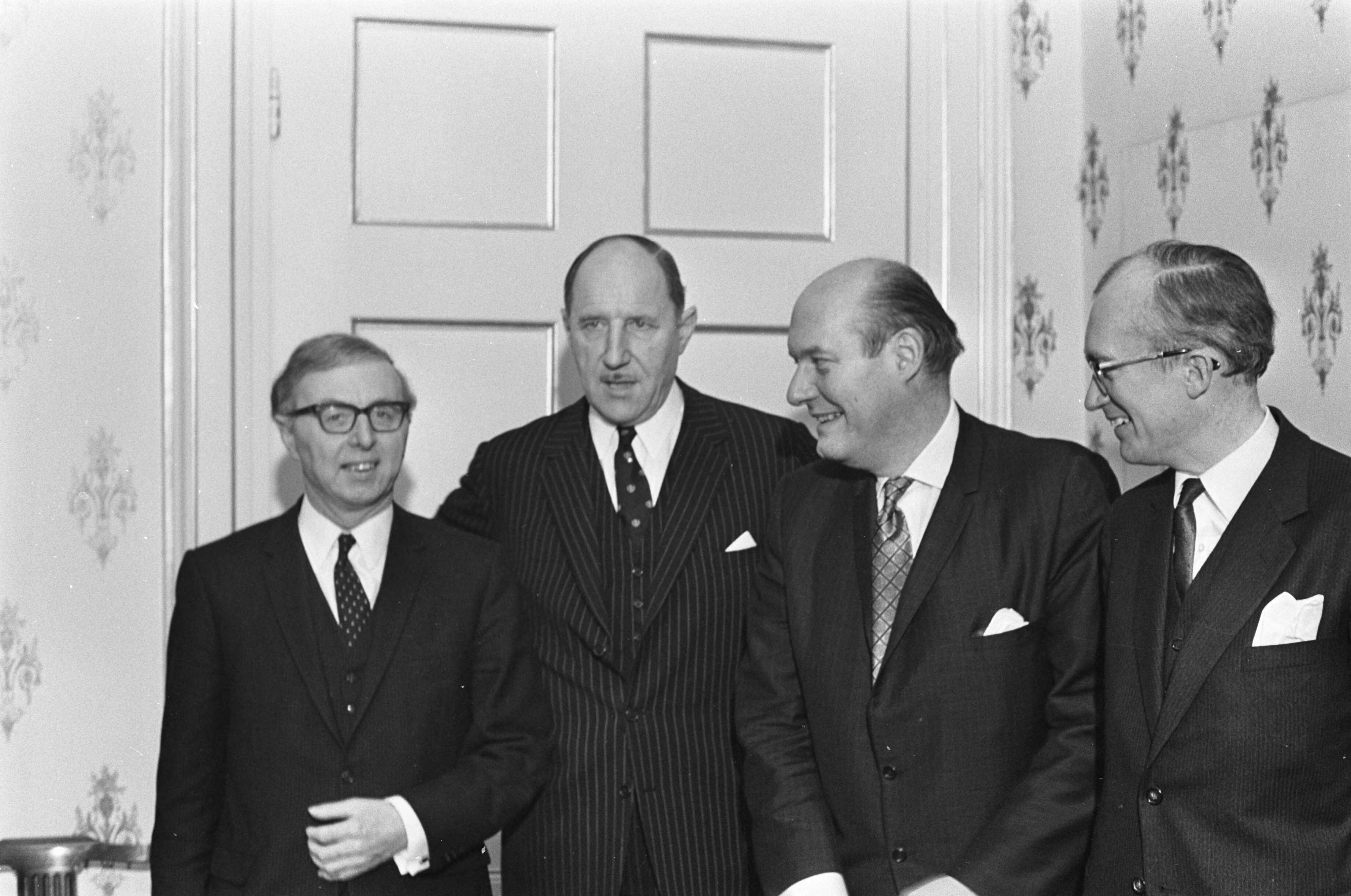 Fotocollectie Anefo — Amerikaanse Staatssecretaris van Buitenlandse Zaken Katzenbach in Den Haag . Professor Zijlstra , ministe Luns , Katzenbach en minister Witteveen / — Foto: Nijs, Jac. de / Anefo. Licentie: Set B: Rechtenvrij / Publiek Domein. Bron: Nationaal Archief. http://hdl.handle.net/10648/ab318e82-d0b4-102d-bcf8-003048976d84