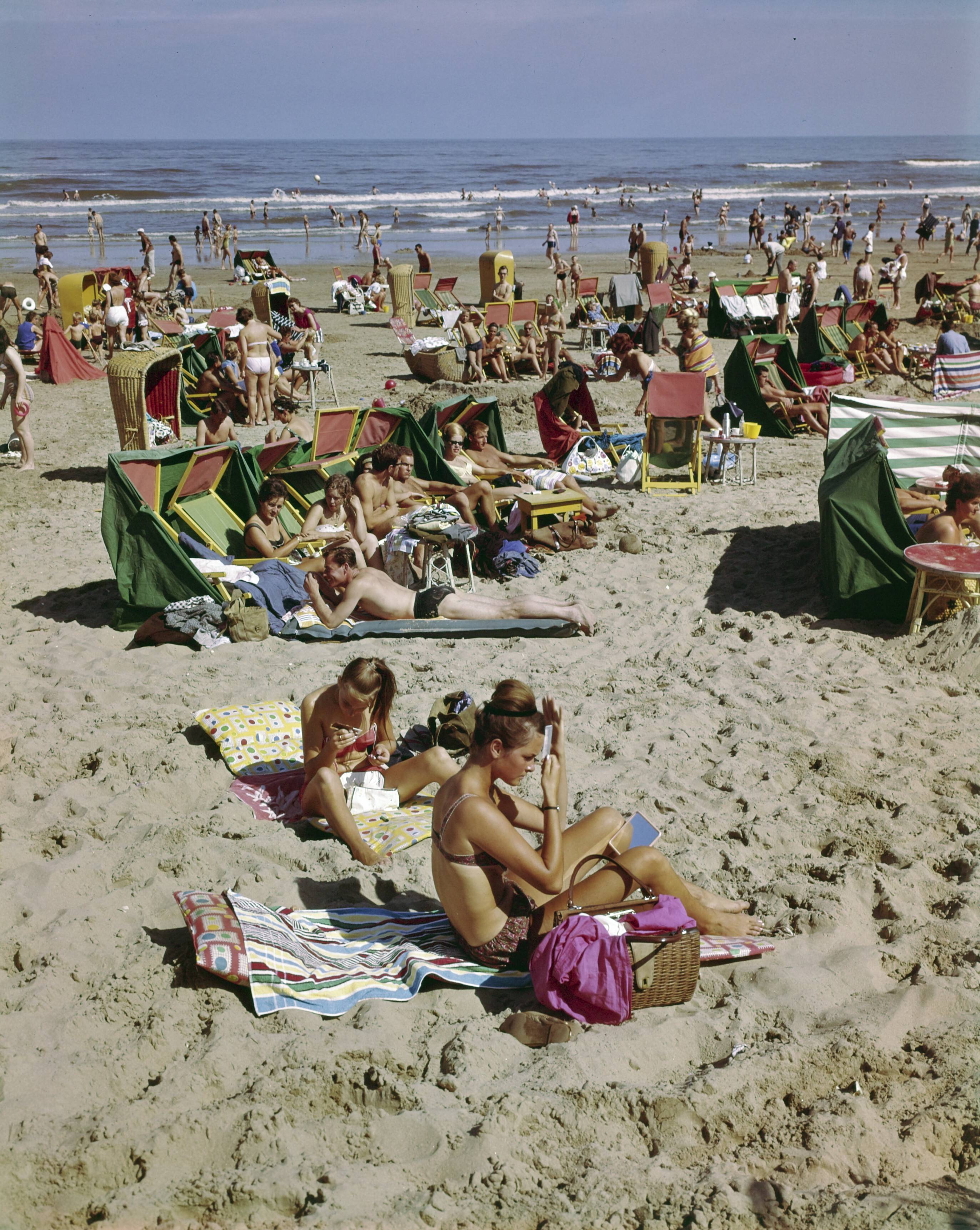 Fotocollectie Anefo — [Strand van Zandvoort] — Foto: Fotograaf Onbekend / Anefo. Licentie: Set B: Rechtenvrij / Publiek Domein. Bron: Nationaal Archief. http://hdl.handle.net/10648/ad8c2d2c-d0b4-102d-bcf8-003048976d84