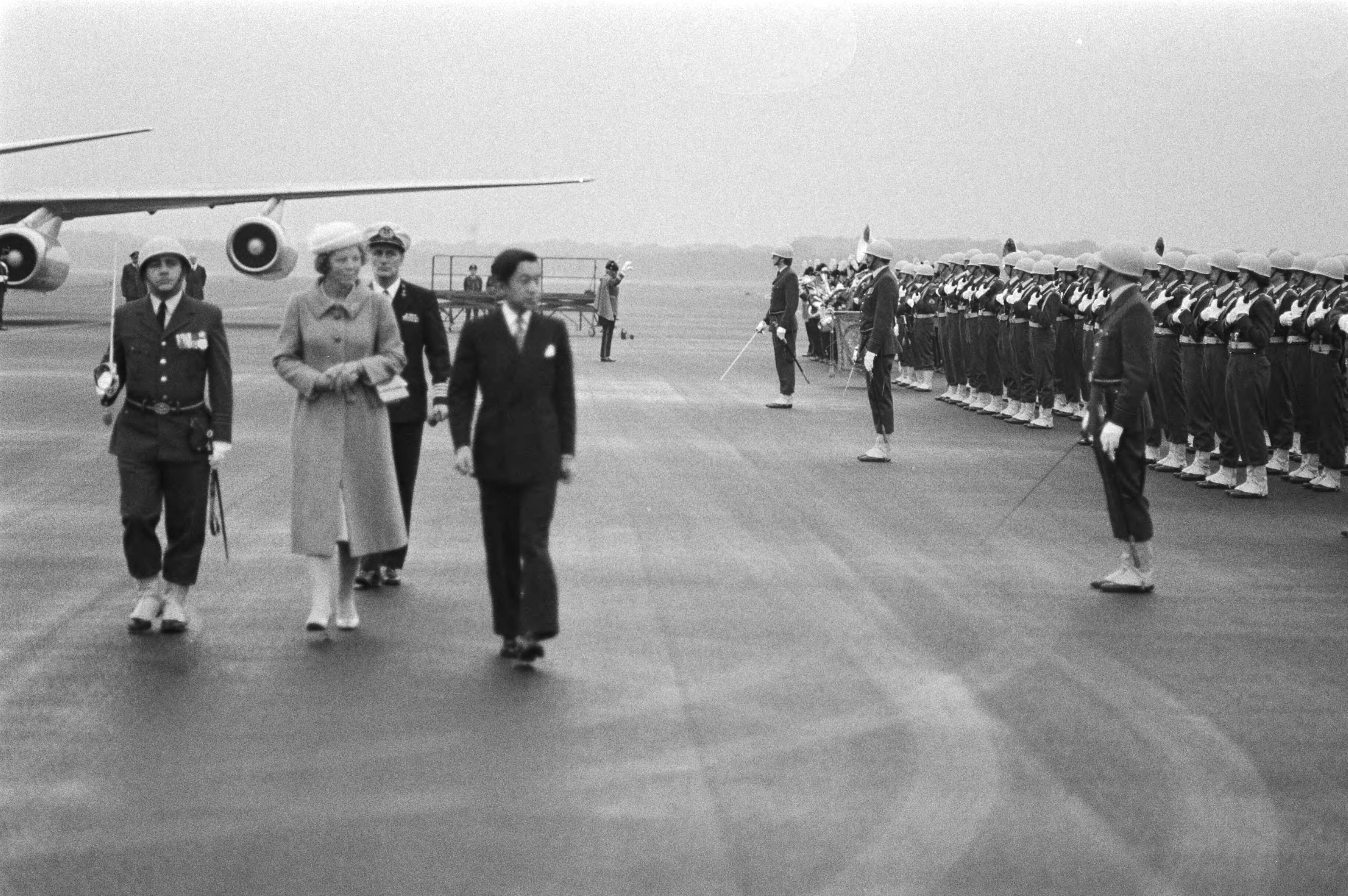 Staatsbezoek van het kroonprinselijk paar van Japan aan Nederland — Aankomst op vliegbasis Soesterberg; prinses Beatrix (l) en kroonprins Akihito inspecteren de erewacht — Foto: Dijk, Hans van / Anefo. Licentie: Set B: Rechtenvrij / Publiek Domein. Bron: Nationaal Archief. http://hdl.handle.net/10648/acd24b28-d0b4-102d-bcf8-003048976d84