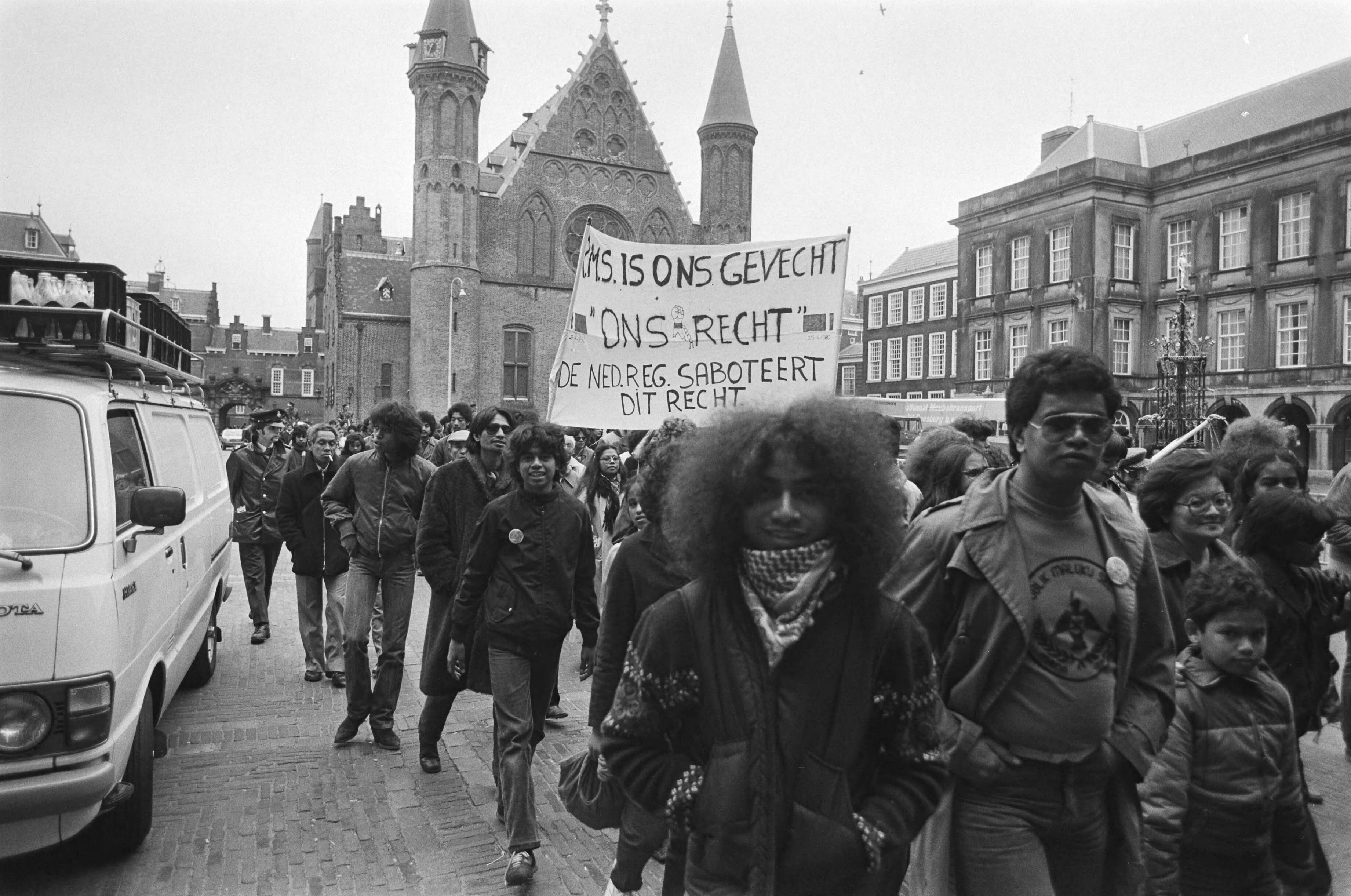 Fotocollectie Anefo — Demonstratie Zuid Molukkers in Den Haag i.v.m. herdenking uitroepen Vrije Republiek der Zuid Molukken 30 jaar geleden; — Foto: Dijk, Hans van / Anefo. Licentie: Set B: Rechtenvrij / Publiek Domein. Bron: Nationaal Archief. http://hdl.handle.net/10648/acdef38c-d0b4-102d-bcf8-003048976d84